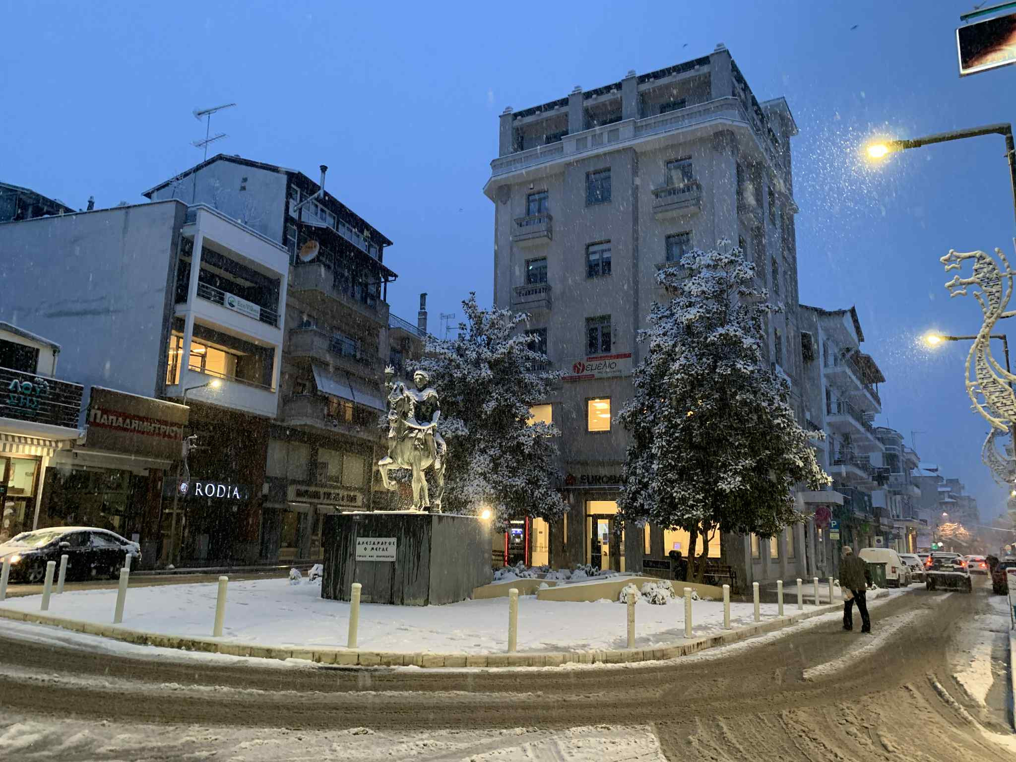 Στα λευκά πολλές περιοχές της Πέλλας – Απαραίτητες οι αλυσίδες, επί ποδός ο μηχανισμός της Π.Ε. Πέλλας