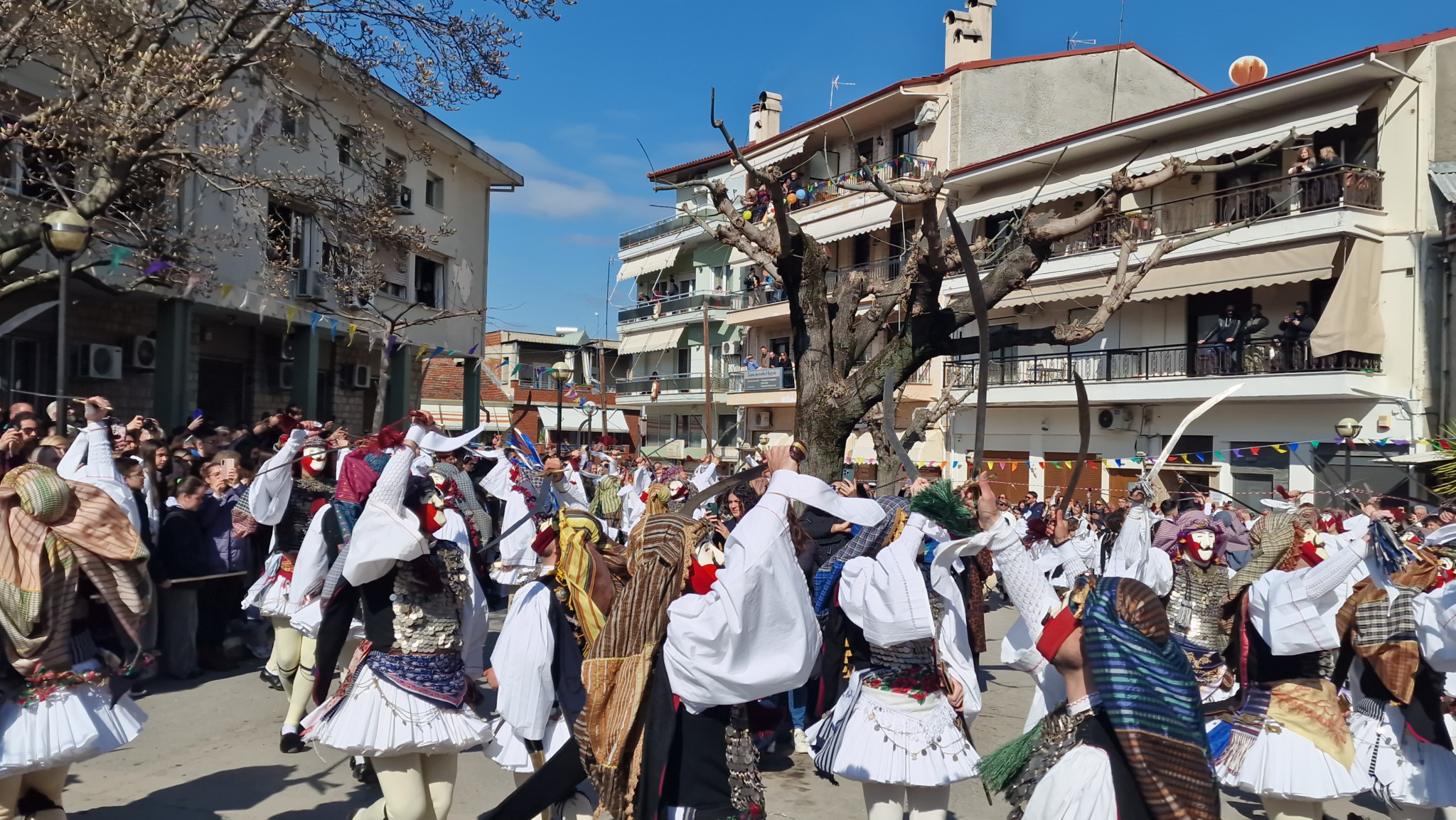 "Βούλιαξε η Νάουσα στην κορύφωση της Αποκριάς