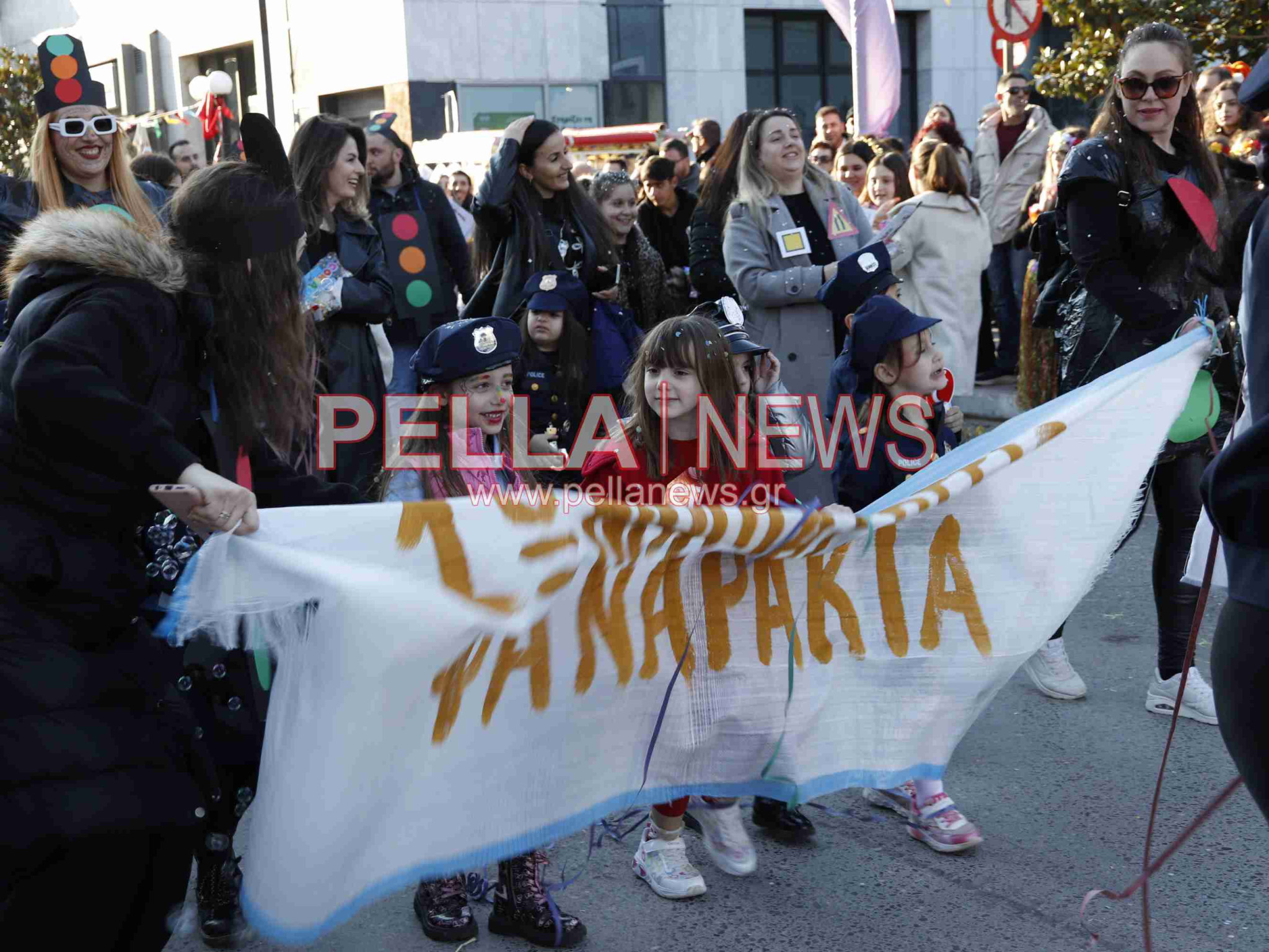 Σκυδραϊκό καρναβάλι: Η καλή και η κακή διατροφή, οι σούπερ ήρωες και ο γάμος στο χωριό η πρώτη τριάδα της παρέλασης