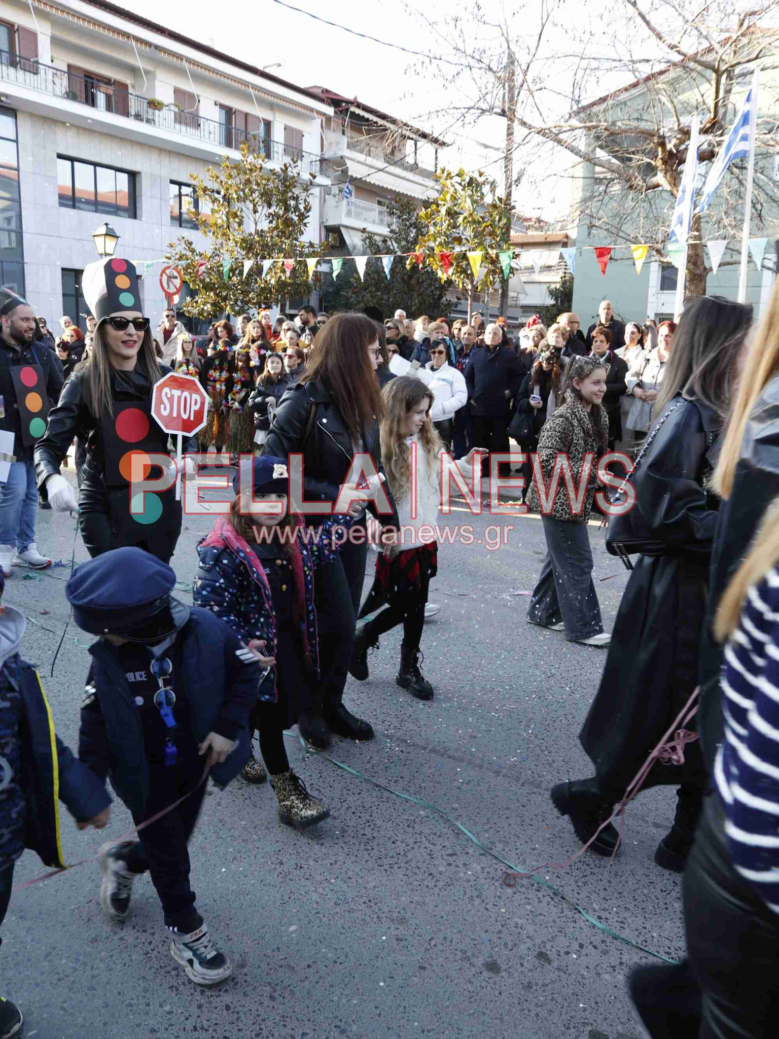 Σκυδραϊκό καρναβάλι: Η καλή και η κακή διατροφή, οι σούπερ ήρωες και ο γάμος στο χωριό η πρώτη τριάδα της παρέλασης
