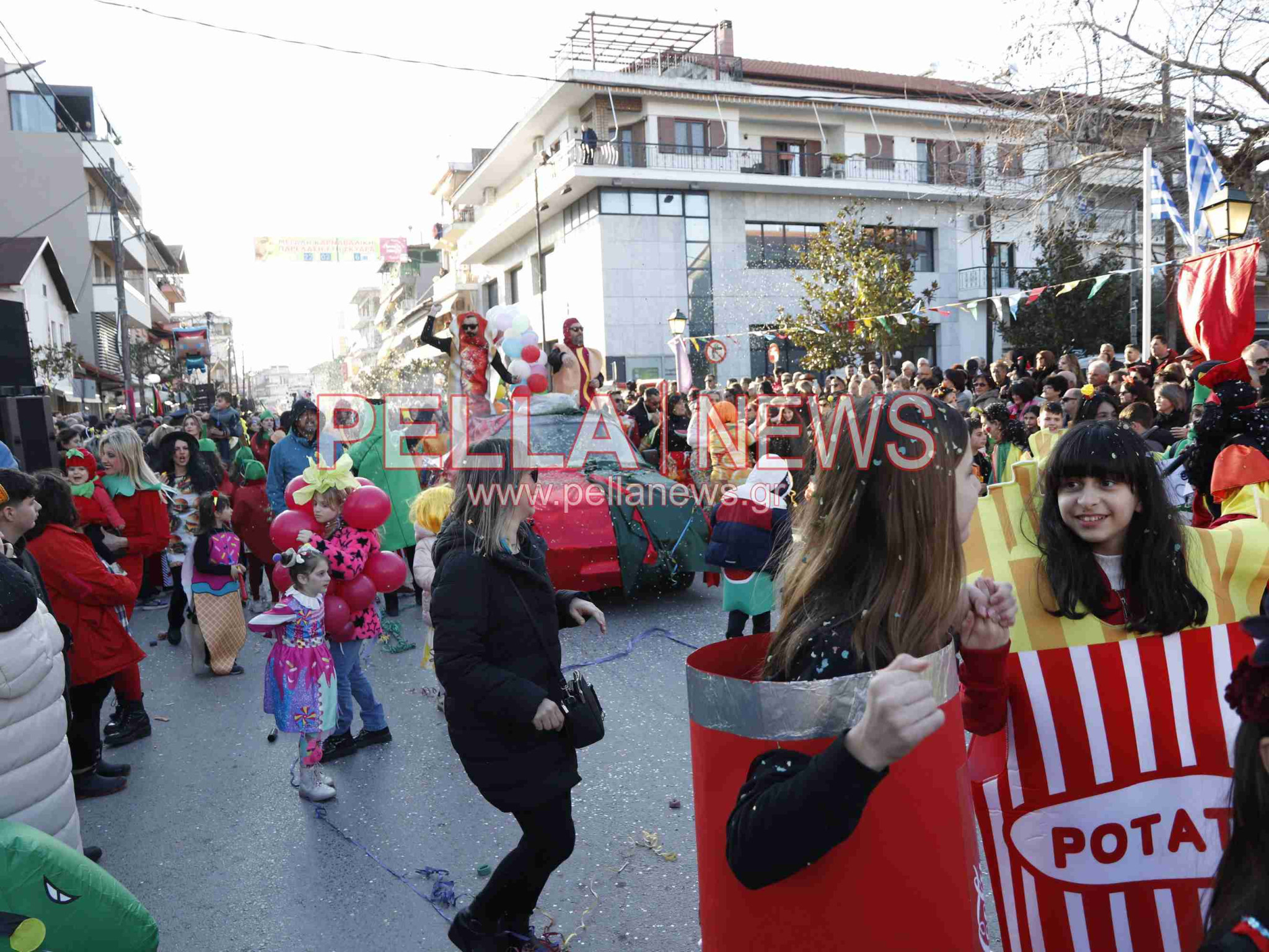Σκυδραϊκό καρναβάλι: Η καλή και η κακή διατροφή, οι σούπερ ήρωες και ο γάμος στο χωριό η πρώτη τριάδα της παρέλασης