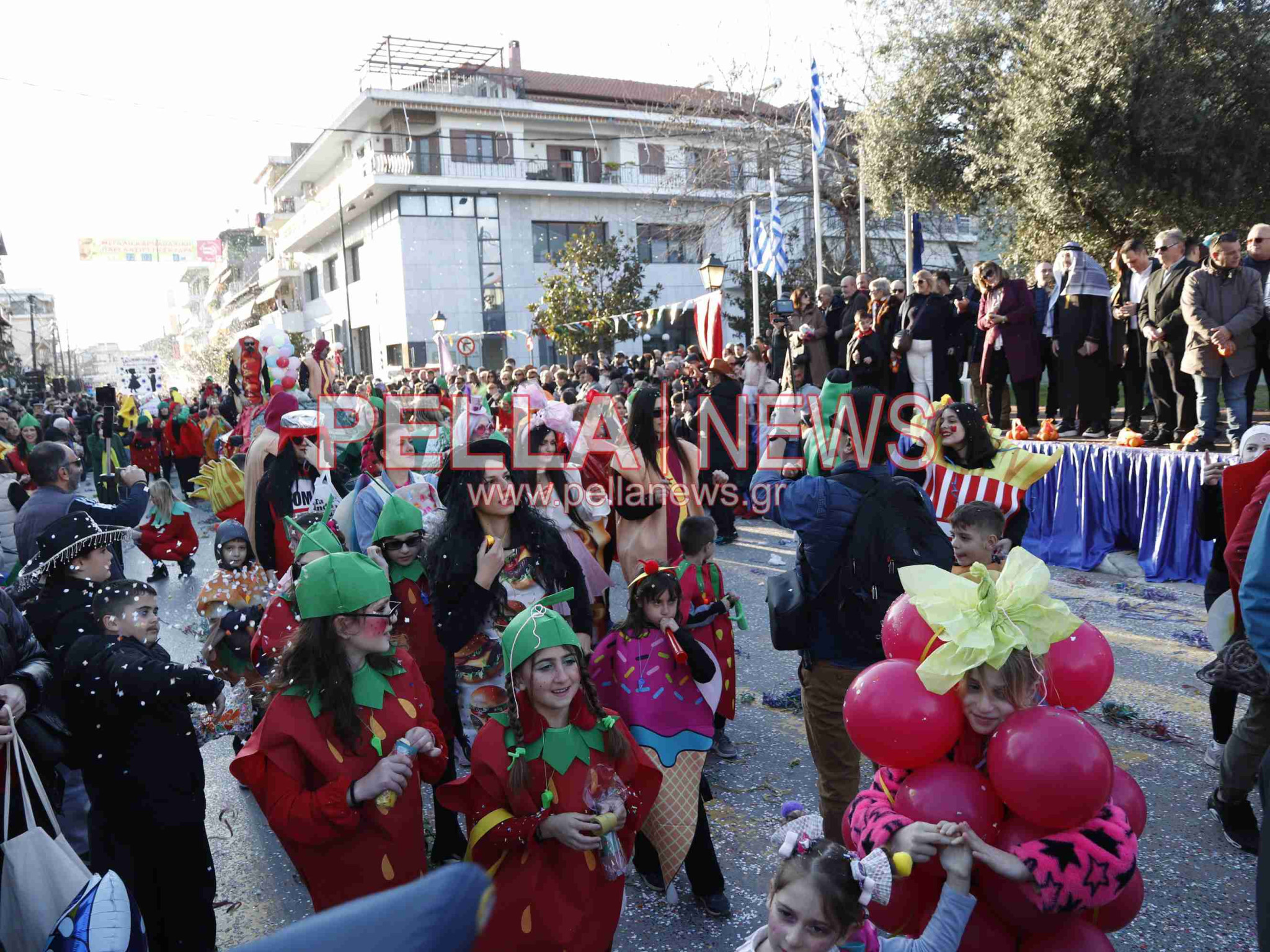 Σκυδραϊκό καρναβάλι: Η καλή και η κακή διατροφή, οι σούπερ ήρωες και ο γάμος στο χωριό η πρώτη τριάδα της παρέλασης