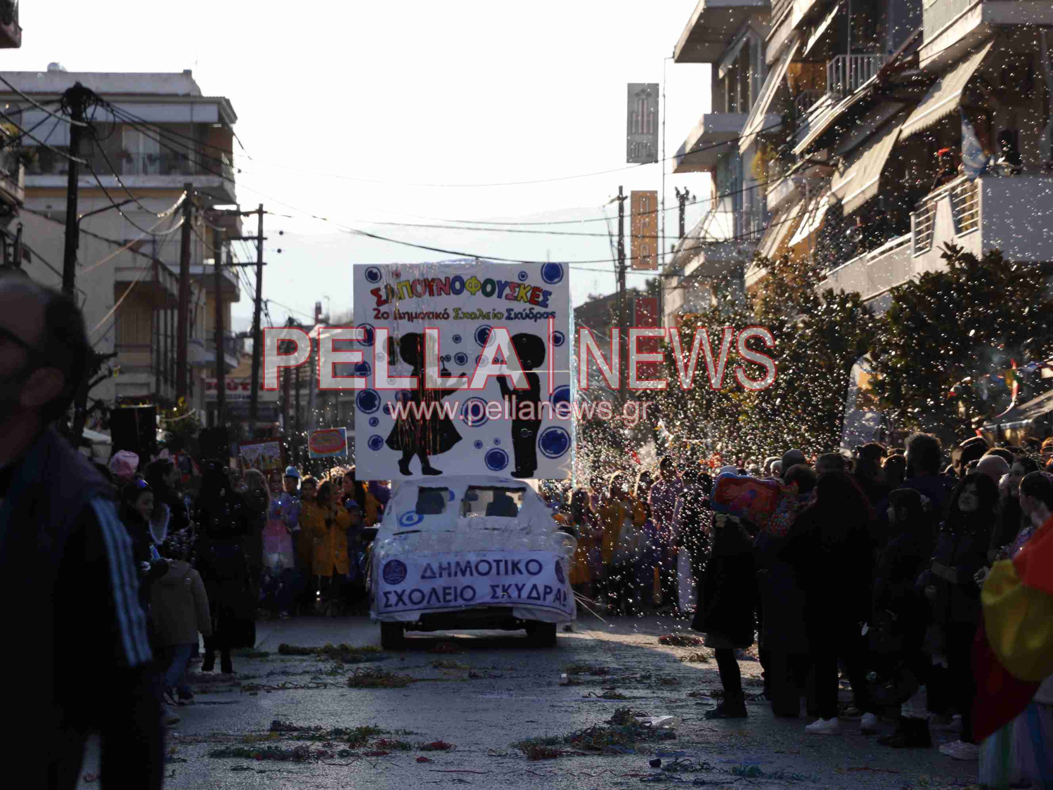 Σκυδραϊκό καρναβάλι: Η καλή και η κακή διατροφή, οι σούπερ ήρωες και ο γάμος στο χωριό η πρώτη τριάδα της παρέλασης
