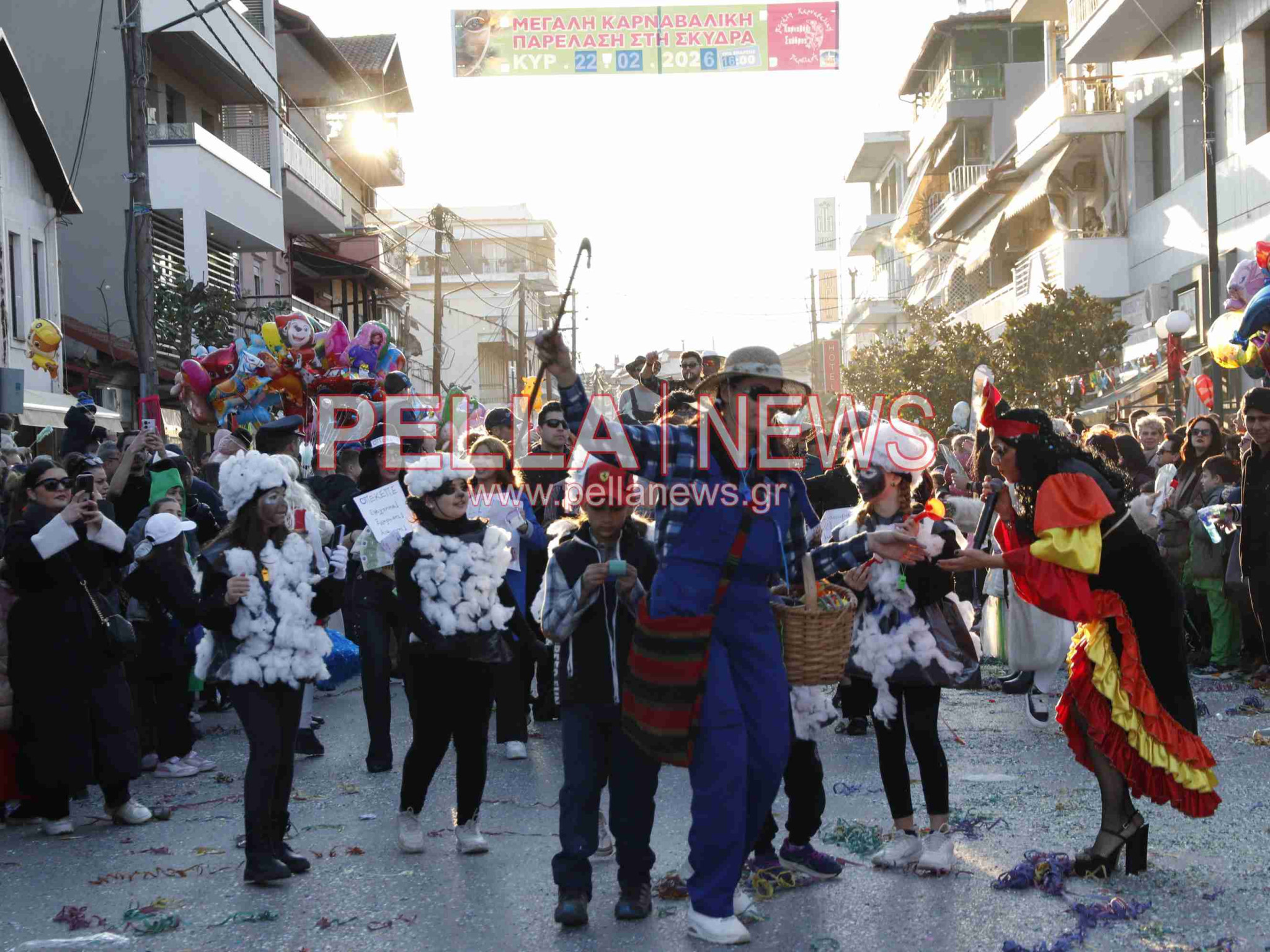 Σκυδραϊκό καρναβάλι: Η καλή και η κακή διατροφή, οι σούπερ ήρωες και ο γάμος στο χωριό η πρώτη τριάδα της παρέλασης