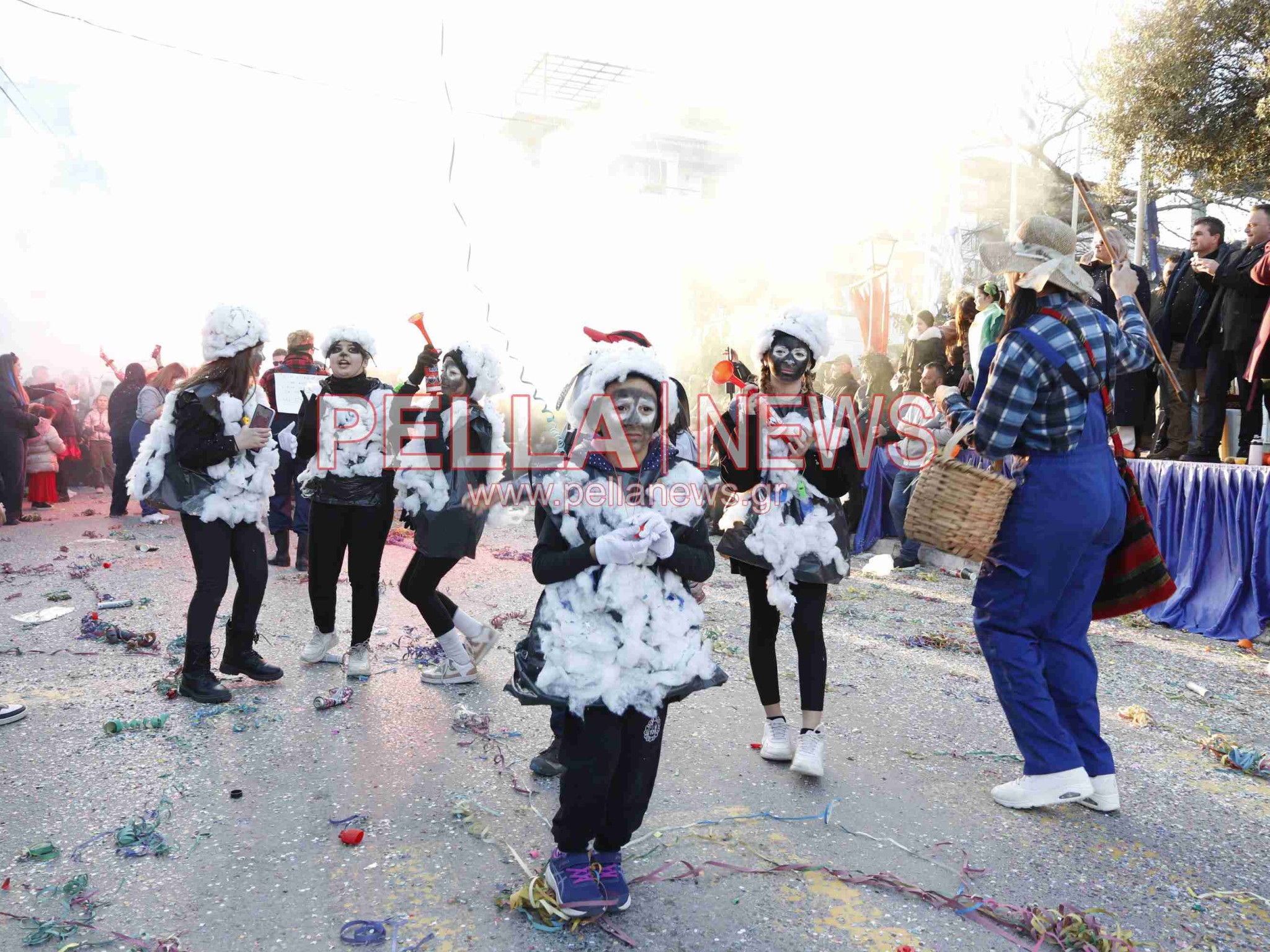 Σκυδραϊκό καρναβάλι: Η καλή και η κακή διατροφή, οι σούπερ ήρωες και ο γάμος στο χωριό η πρώτη τριάδα της παρέλασης