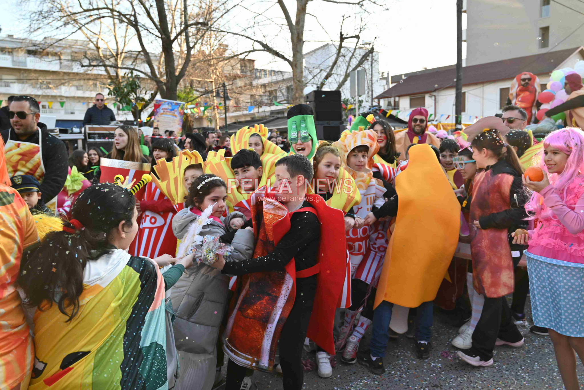 Σκυδραϊκό καρναβάλι: Η καλή και η κακή διατροφή, οι σούπερ ήρωες και ο γάμος στο χωριό η πρώτη τριάδα της παρέλασης