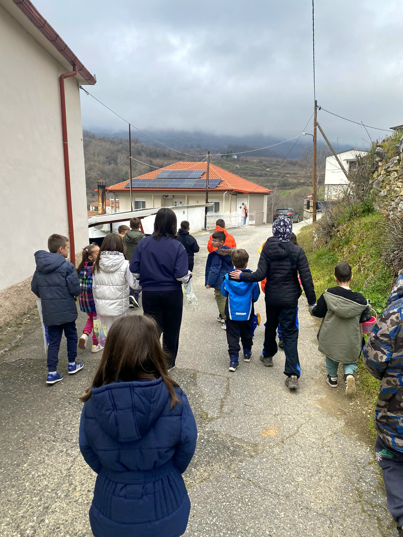 Σαρακηνοί: Οι μαθητές του Δημοτικού και του Νηπιαγωγείου αναβίωσαν το παραδοσιακό έθιμο της «Χελιδόνας»