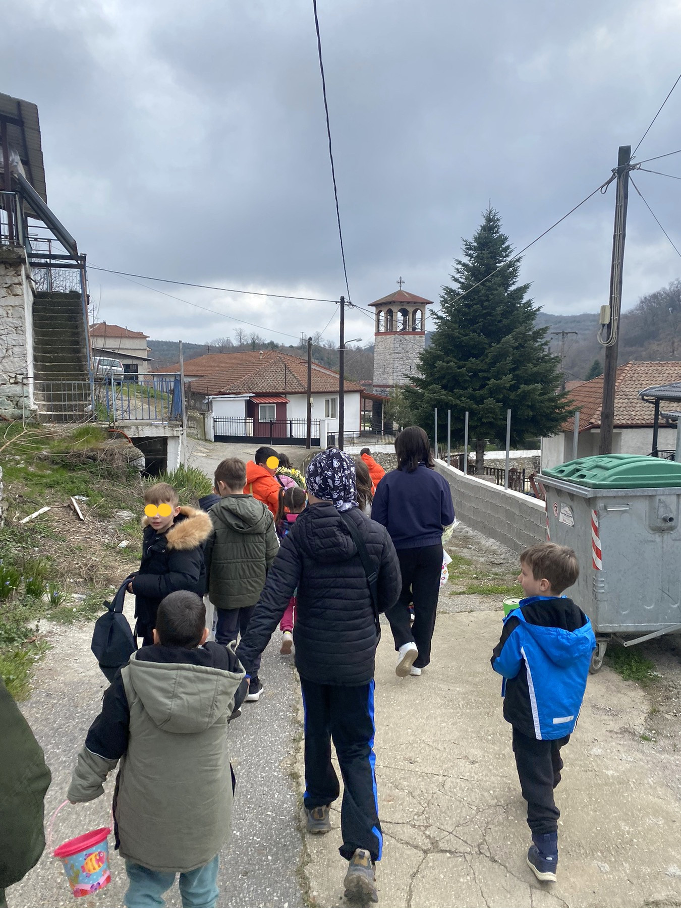 Σαρακηνοί: Οι μαθητές του Δημοτικού και του Νηπιαγωγείου αναβίωσαν το παραδοσιακό έθιμο της «Χελιδόνας»