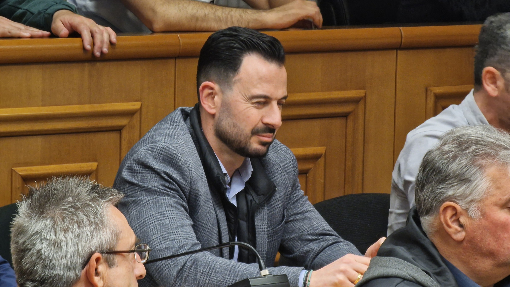 Μαραθώνια συνεδρίαση με εντάσεις, αιχμές και πολιτικά μηνύματα στο Δημοτικό Συμβούλιο Αλμωπίας