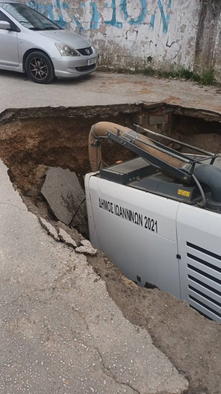 Ιωάννινα: Μεγάλη καθίζηση «κατάπιε» όχημα καθαριότητας του δήμου