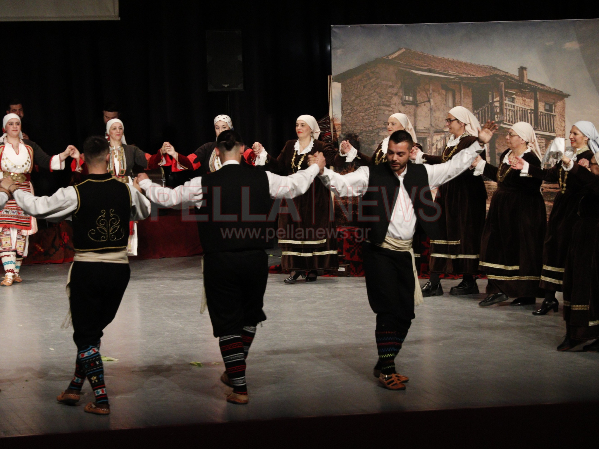Ασβεσταριό: η μνήμη που έγινε παράδοση, Χορός, συγκίνηση και μνήμες σε μια ξεχωριστή παράσταση (φωτογραφίες/βίντεο
