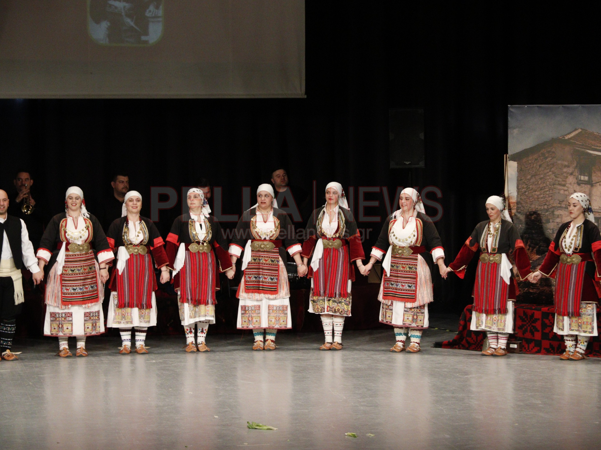 Ασβεσταριό: η μνήμη που έγινε παράδοση, Χορός, συγκίνηση και μνήμες σε μια ξεχωριστή παράσταση (φωτογραφίες/βίντεο