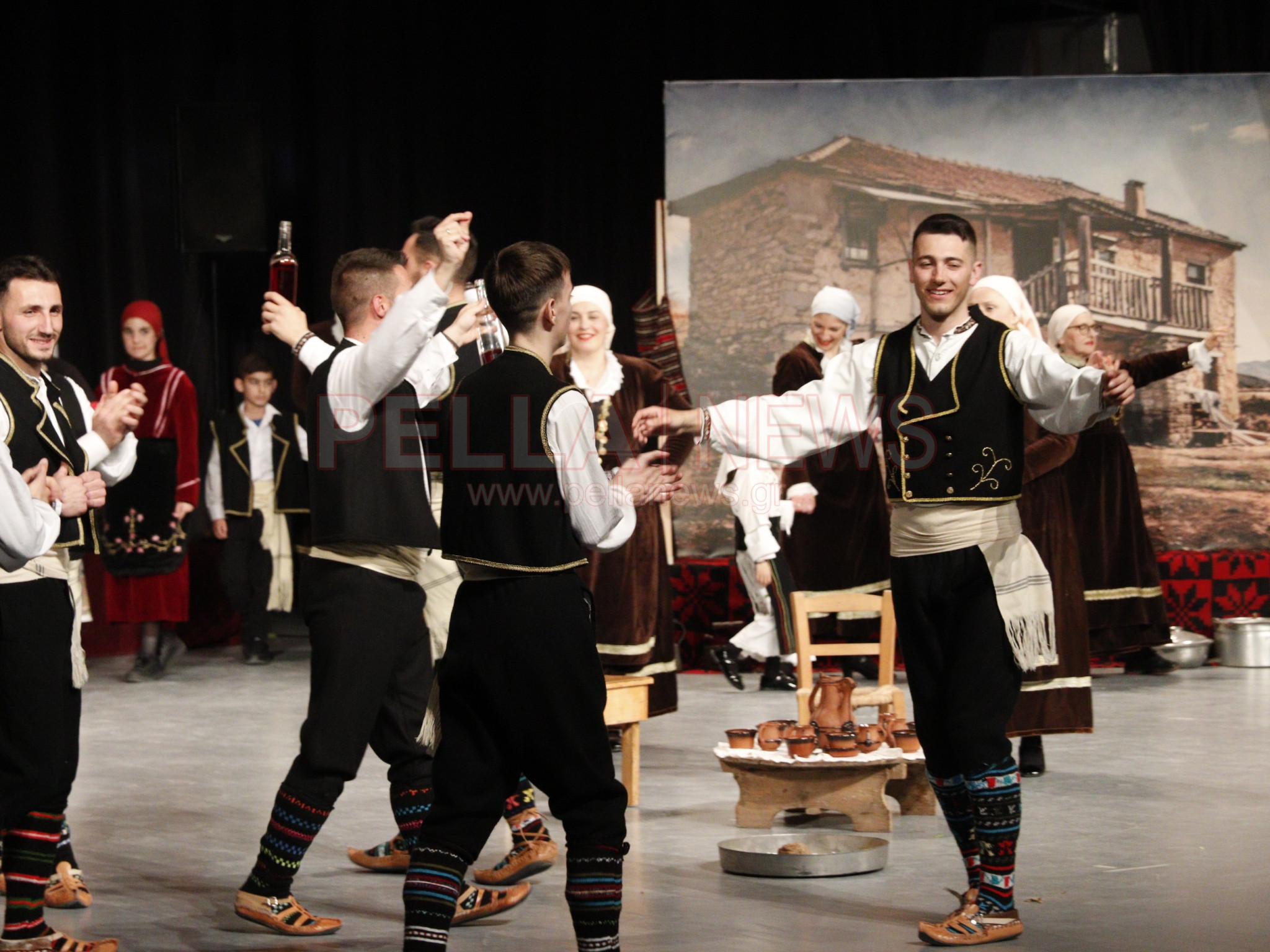 Ασβεσταριό: η μνήμη που έγινε παράδοση, Χορός, συγκίνηση και μνήμες σε μια ξεχωριστή παράσταση (φωτογραφίες/βίντεο