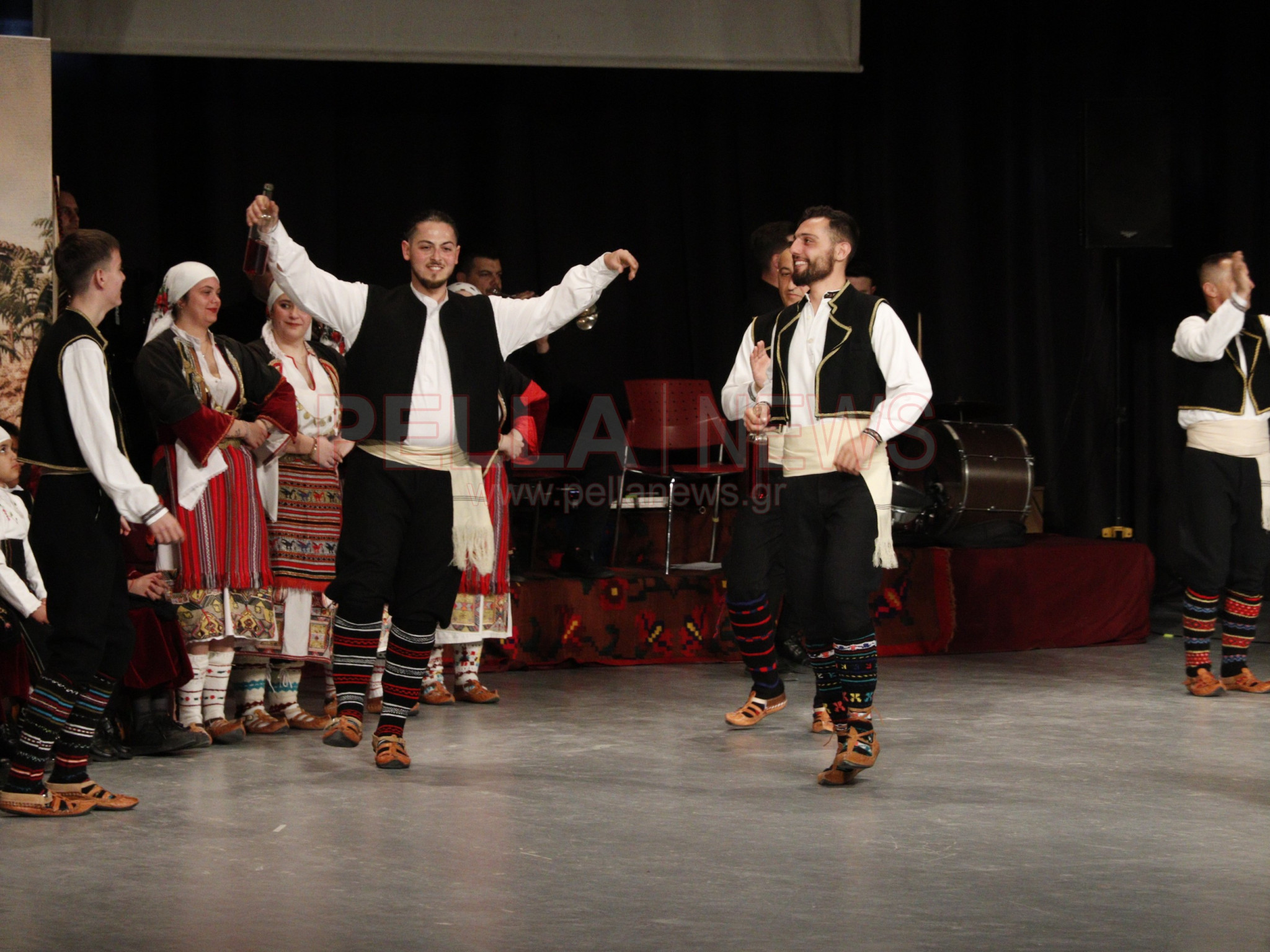 Ασβεσταριό: η μνήμη που έγινε παράδοση, Χορός, συγκίνηση και μνήμες σε μια ξεχωριστή παράσταση (φωτογραφίες/βίντεο