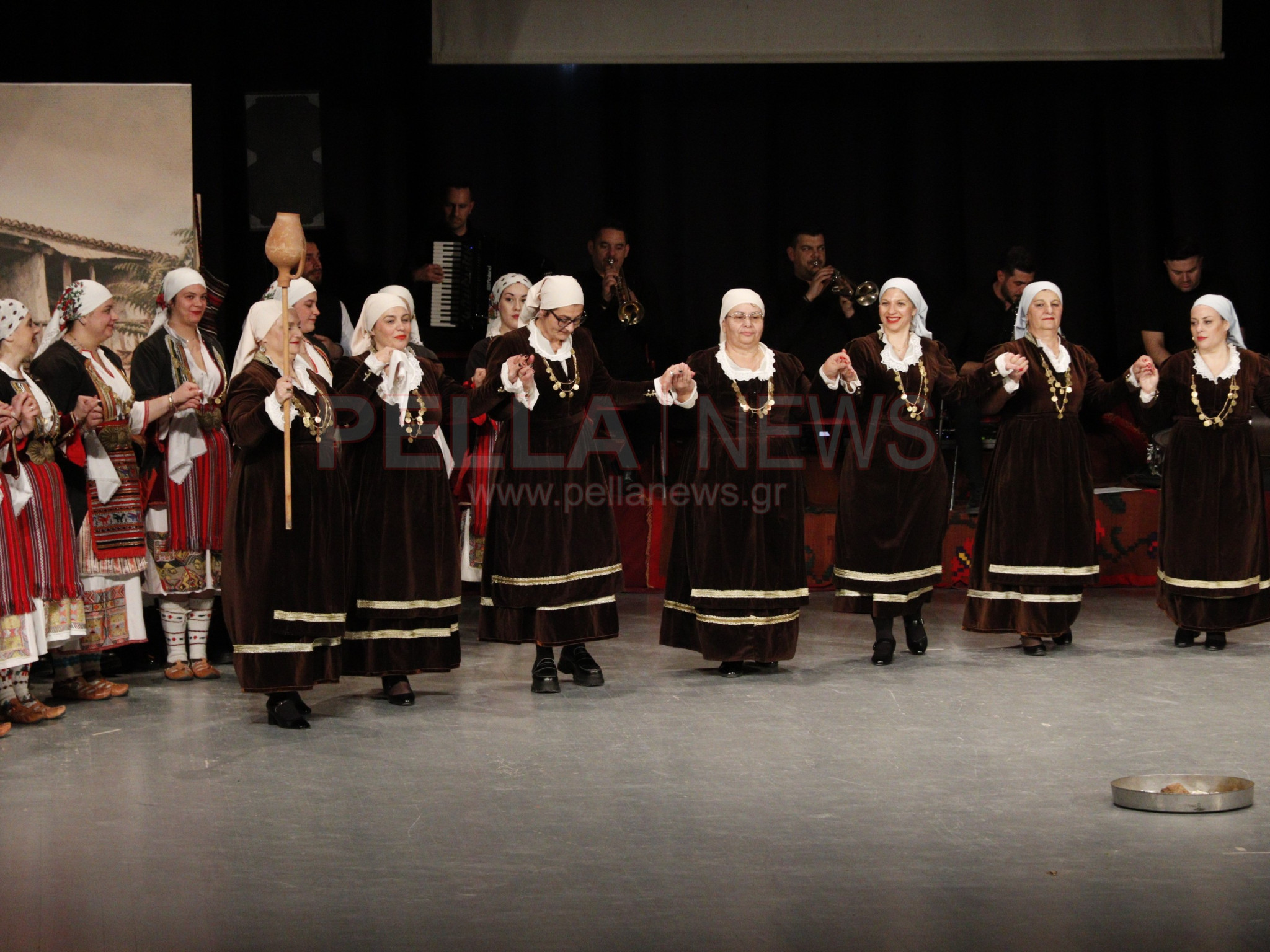 Ασβεσταριό: η μνήμη που έγινε παράδοση, Χορός, συγκίνηση και μνήμες σε μια ξεχωριστή παράσταση (φωτογραφίες/βίντεο