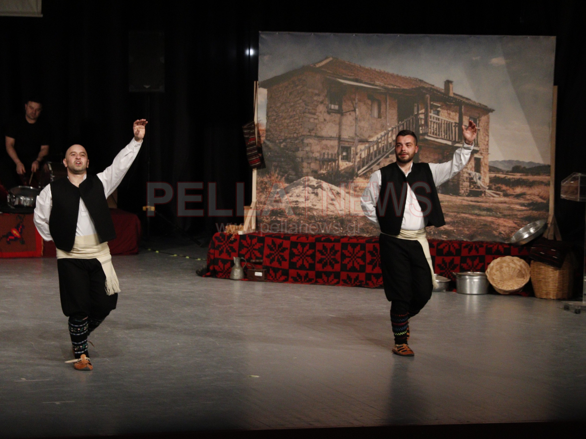 Ασβεσταριό: η μνήμη που έγινε παράδοση, Χορός, συγκίνηση και μνήμες σε μια ξεχωριστή παράσταση (φωτογραφίες/βίντεο