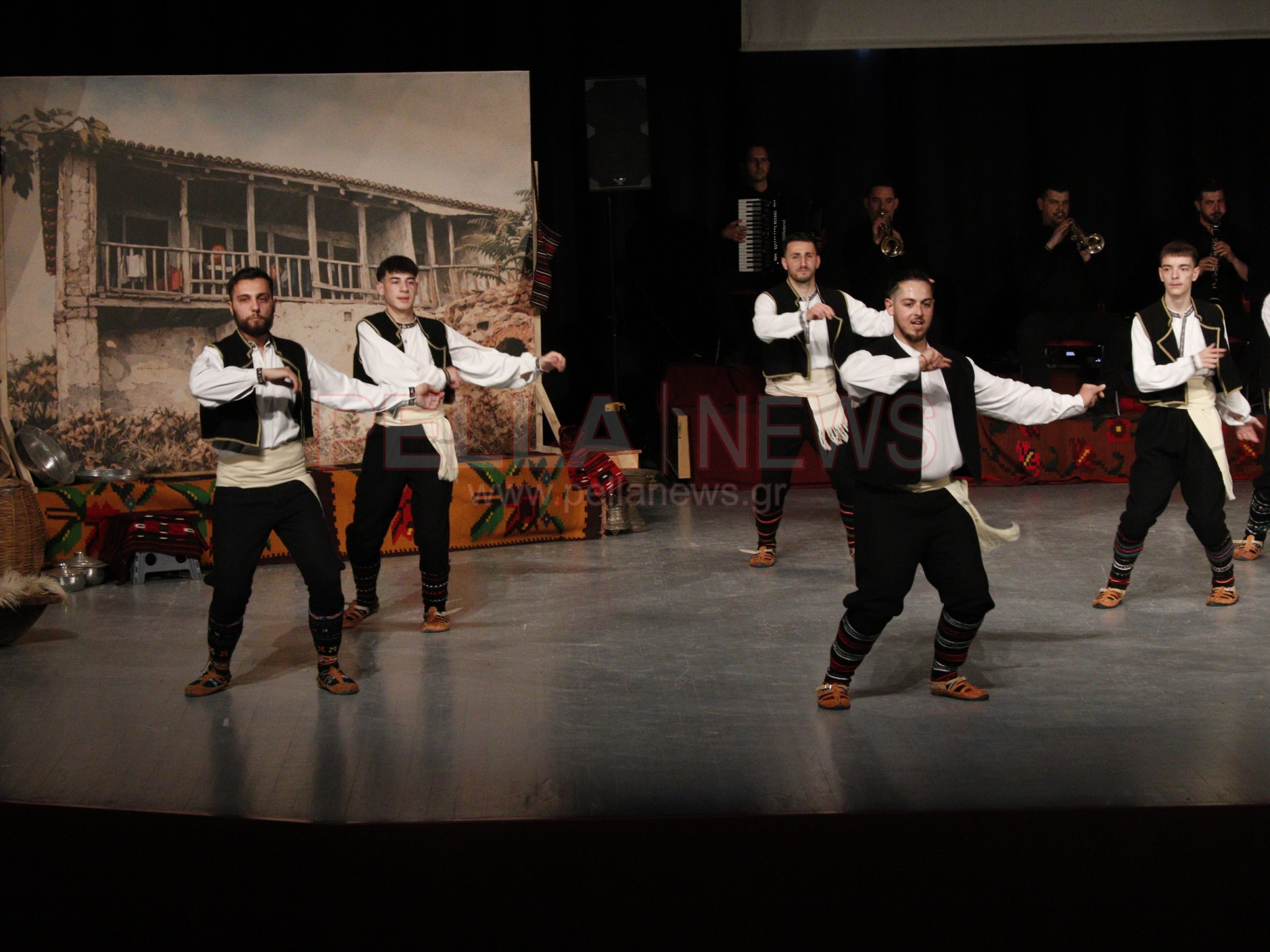 Ασβεσταριό: η μνήμη που έγινε παράδοση, Χορός, συγκίνηση και μνήμες σε μια ξεχωριστή παράσταση (φωτογραφίες/βίντεο