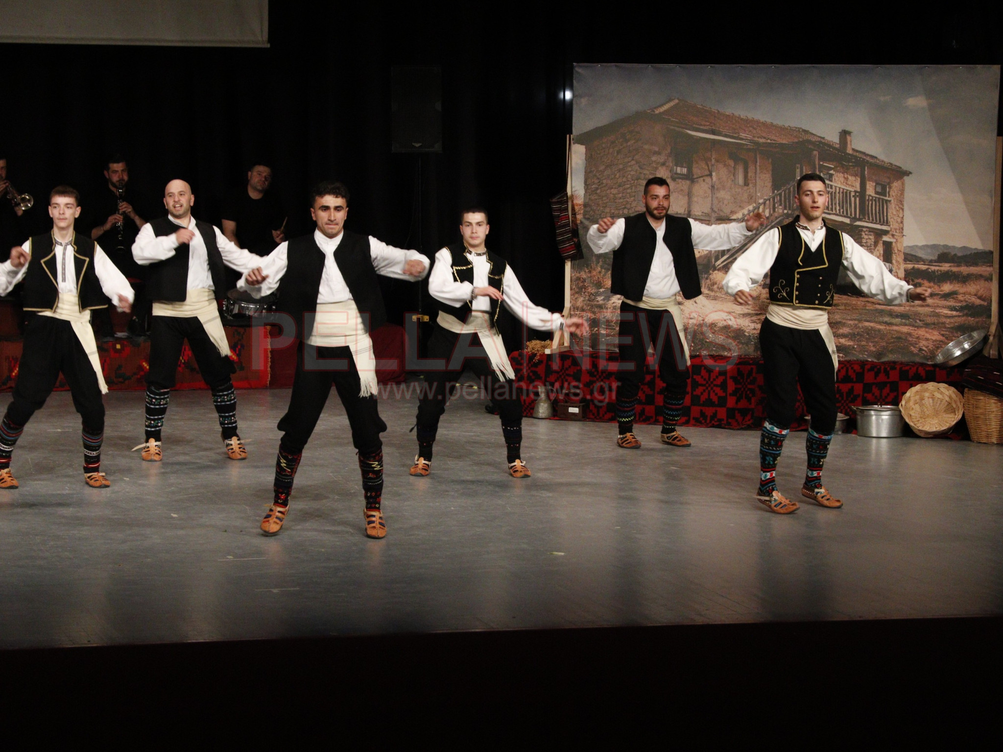 Ασβεσταριό: η μνήμη που έγινε παράδοση, Χορός, συγκίνηση και μνήμες σε μια ξεχωριστή παράσταση (φωτογραφίες/βίντεο