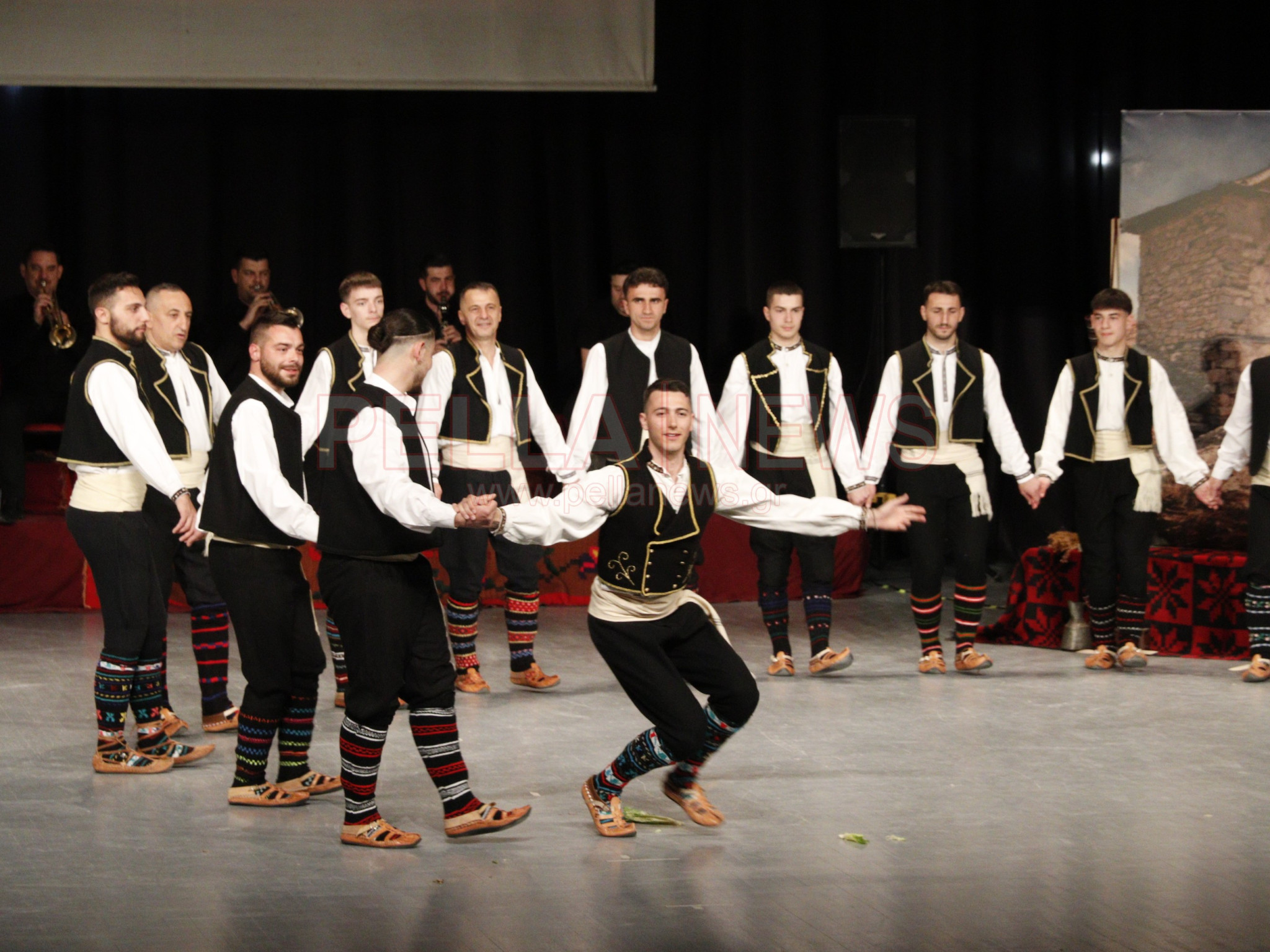 Ασβεσταριό: η μνήμη που έγινε παράδοση, Χορός, συγκίνηση και μνήμες σε μια ξεχωριστή παράσταση (φωτογραφίες/βίντεο