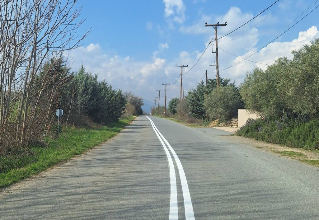 Διαγραμμίσεις επαρχιακών δημοτικών οδών από τον Δήμο Πέλλας για την ενίσχυση της οδικής ασφάλειας