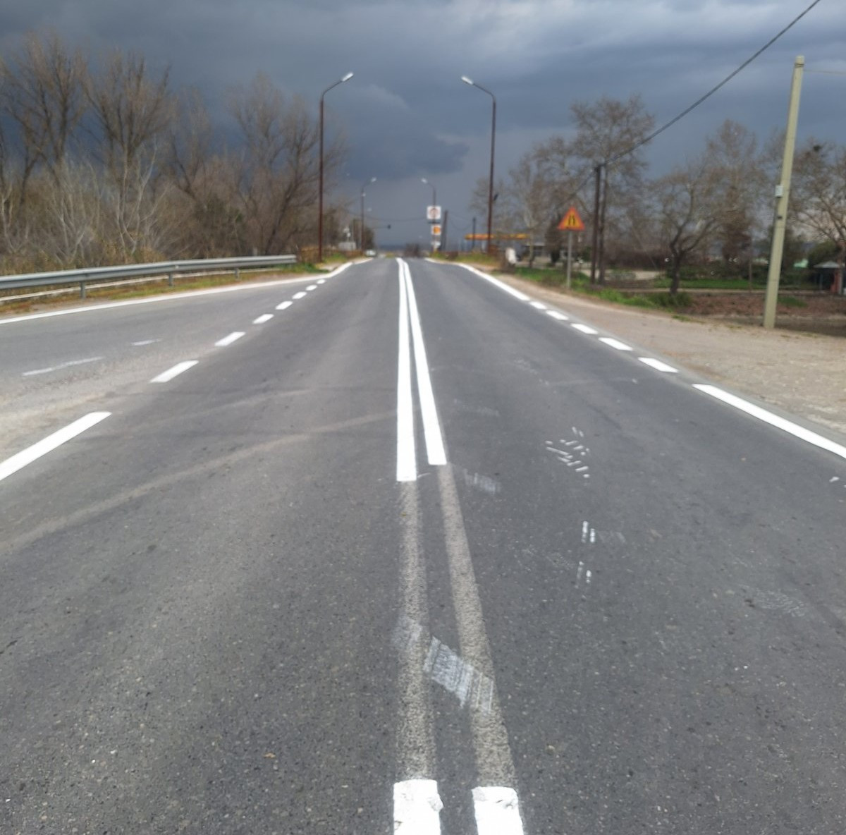 Διαγραμμίσεις επαρχιακών δημοτικών οδών από τον Δήμο Πέλλας για την ενίσχυση της οδικής ασφάλειας