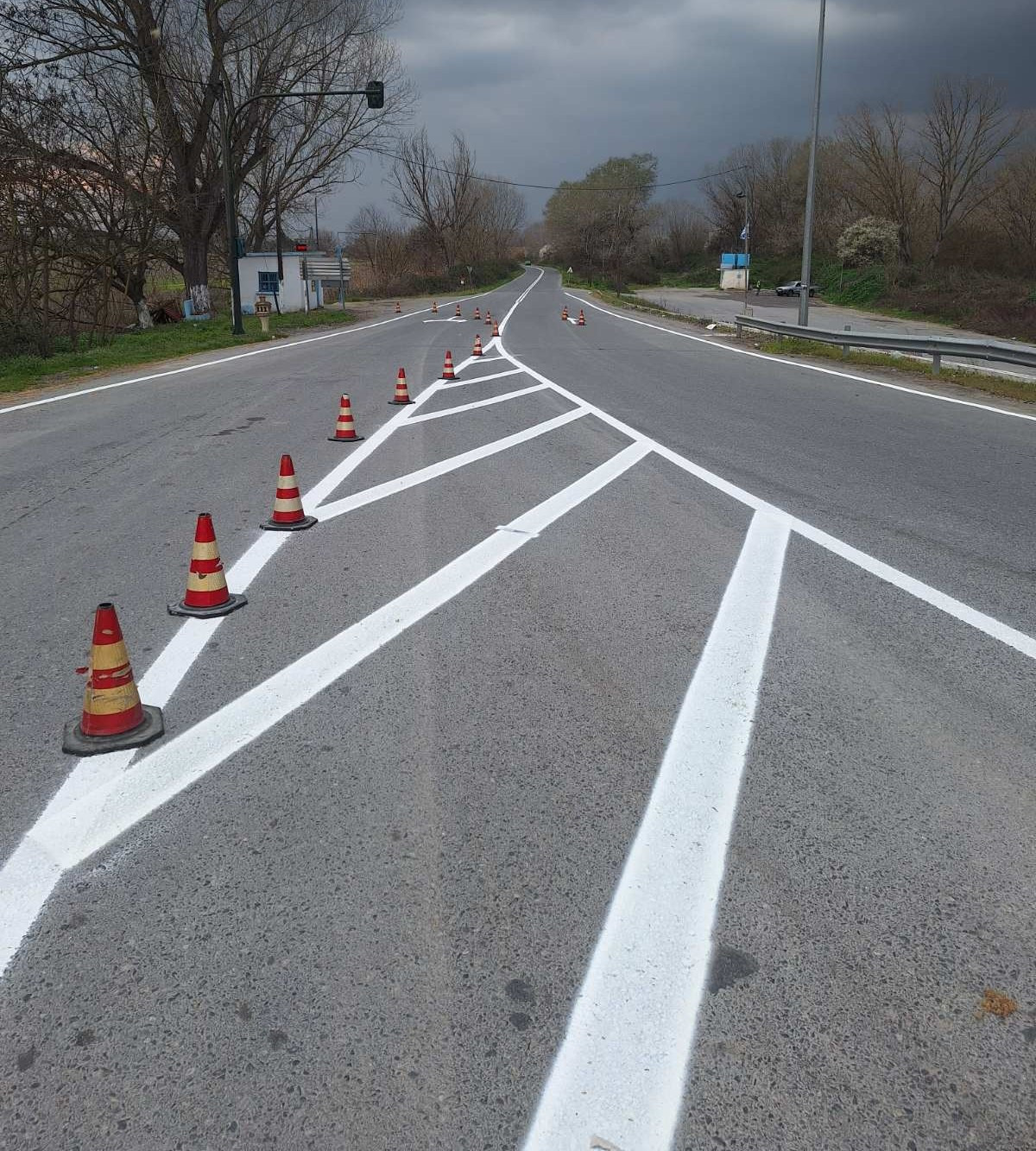 Διαγραμμίσεις επαρχιακών δημοτικών οδών από τον Δήμο Πέλλας για την ενίσχυση της οδικής ασφάλειας