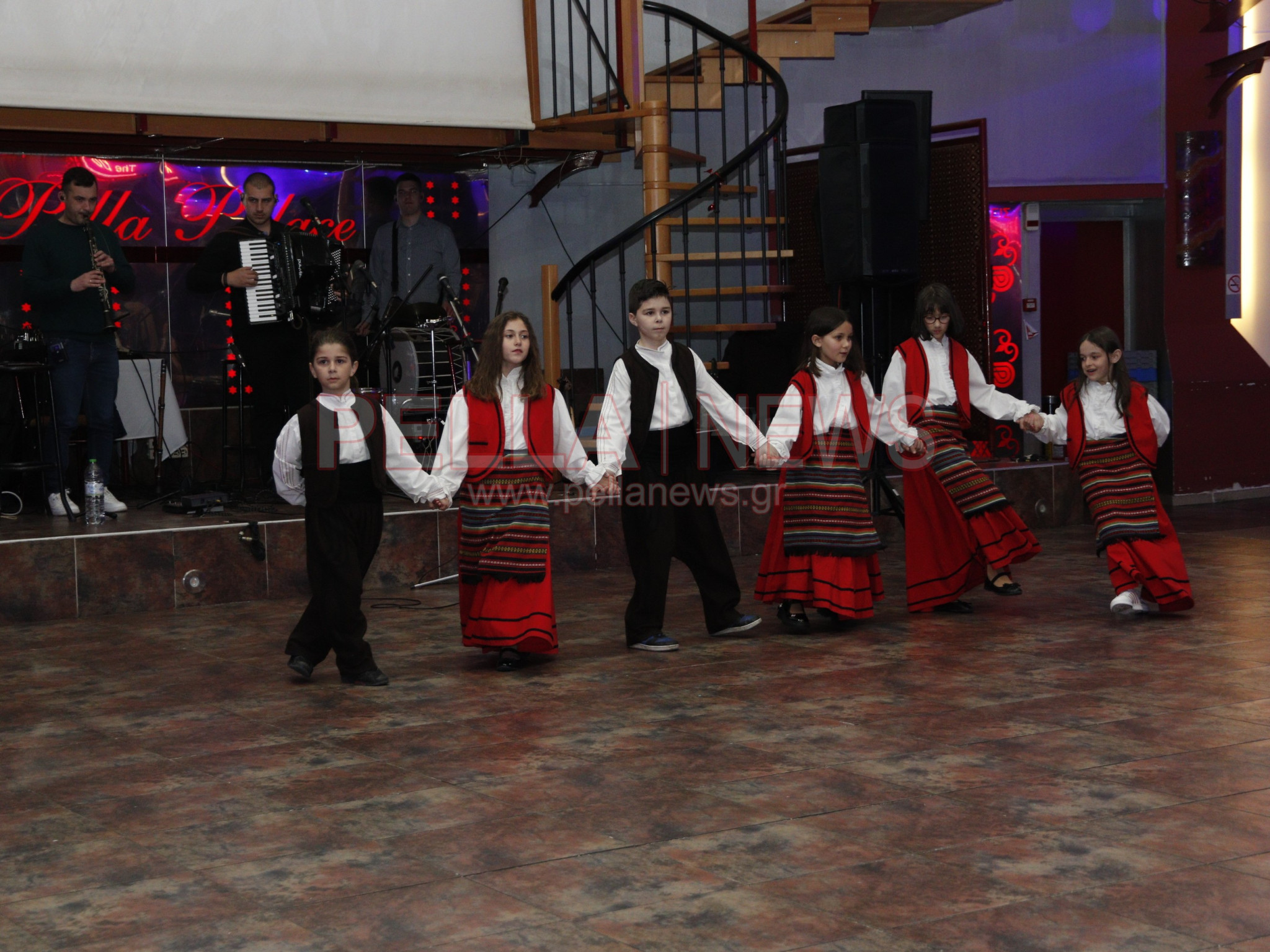 Εντυπωσιακός ο πρώτος ετήσιος χορός του Συλλόγου Τριφυλλίου "Μέγας Αλέξανδρος" (φωτογραφίες/βίντεο)