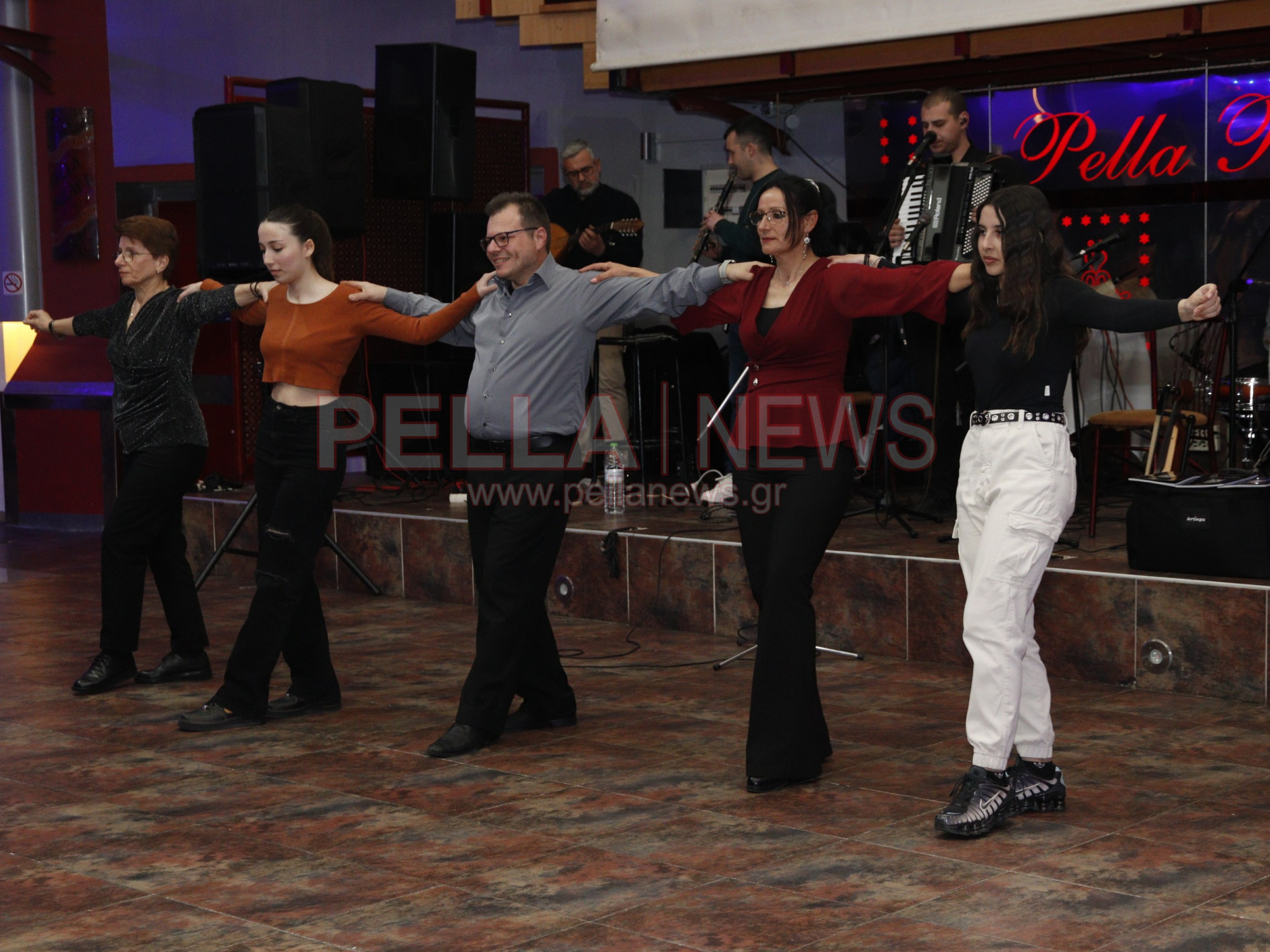 Εντυπωσιακός ο πρώτος ετήσιος χορός του Συλλόγου Τριφυλλίου "Μέγας Αλέξανδρος" (φωτογραφίες/βίντεο)