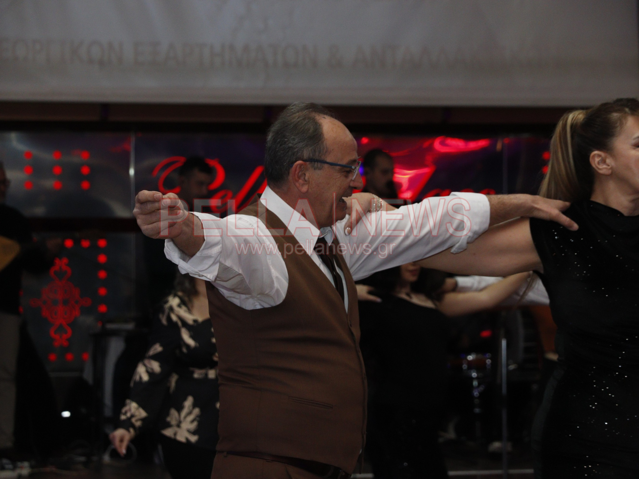 Εντυπωσιακός ο πρώτος ετήσιος χορός του Συλλόγου Τριφυλλίου "Μέγας Αλέξανδρος" (φωτογραφίες/βίντεο)