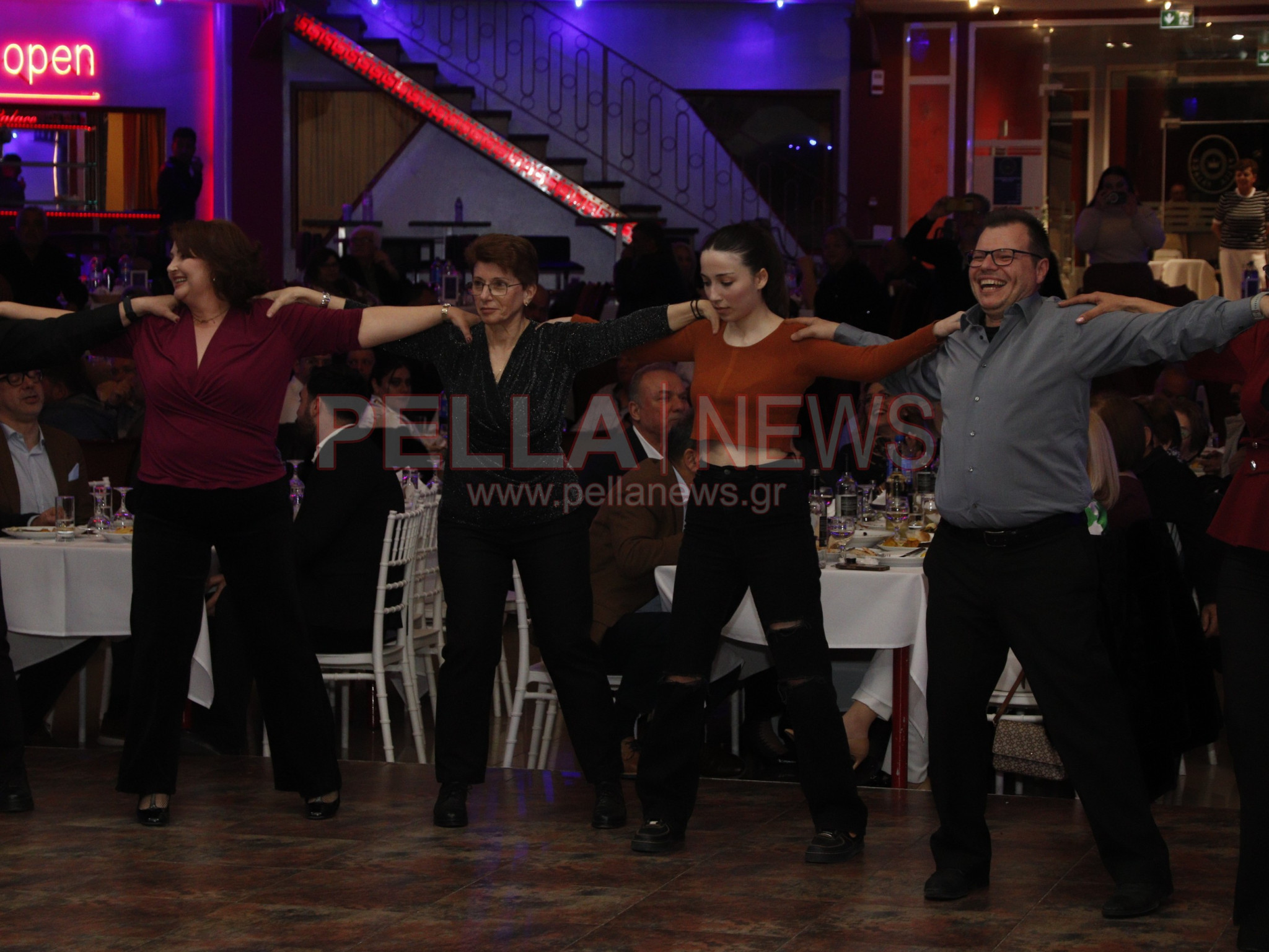 Εντυπωσιακός ο πρώτος ετήσιος χορός του Συλλόγου Τριφυλλίου "Μέγας Αλέξανδρος" (φωτογραφίες/βίντεο)