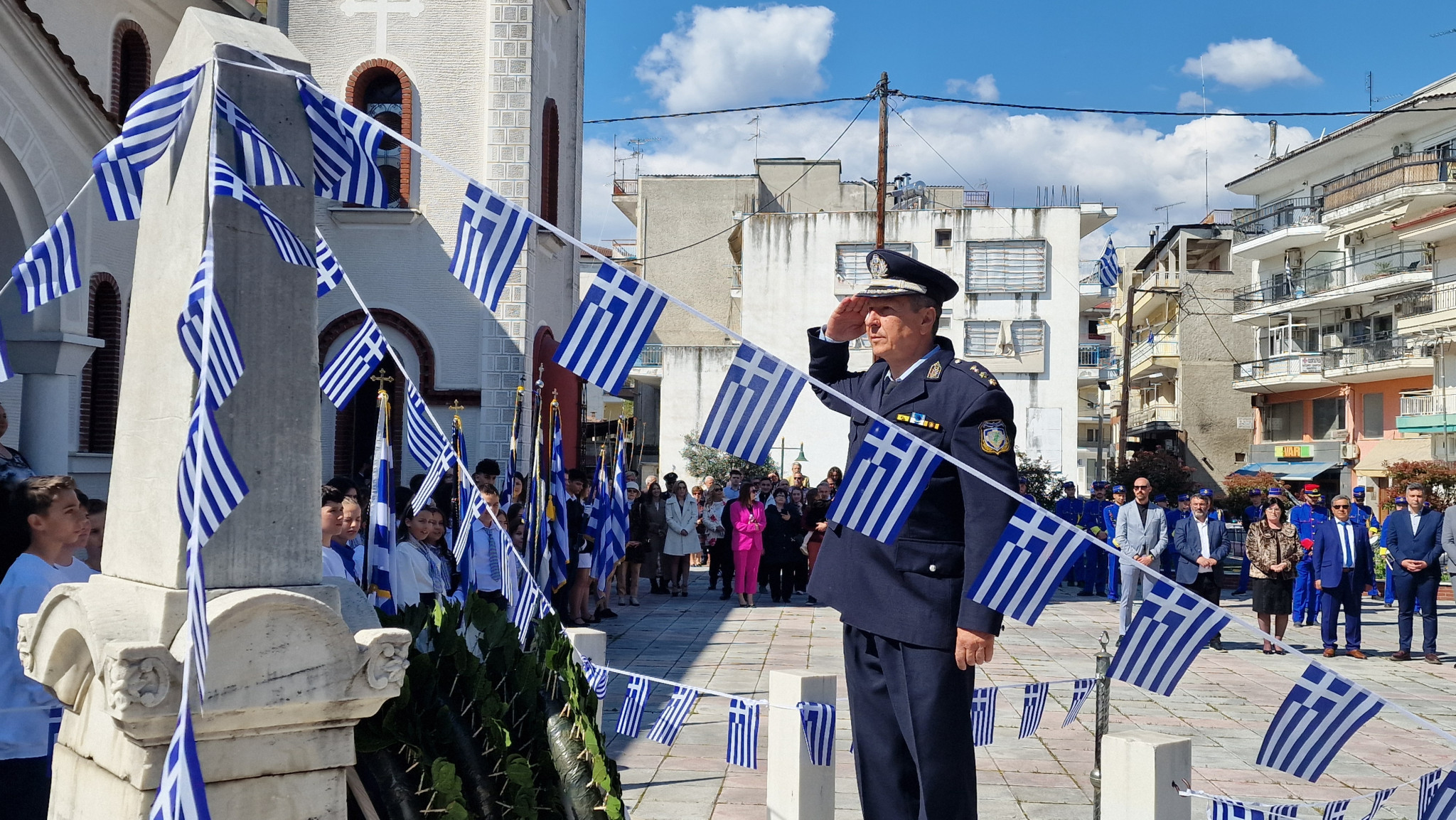 Μαζική συμμετοχή και σύμμαχος ο καιρός στην επιμνημόσυνη δέηση και τη μαθητική παρέλαση στην Αριδαία