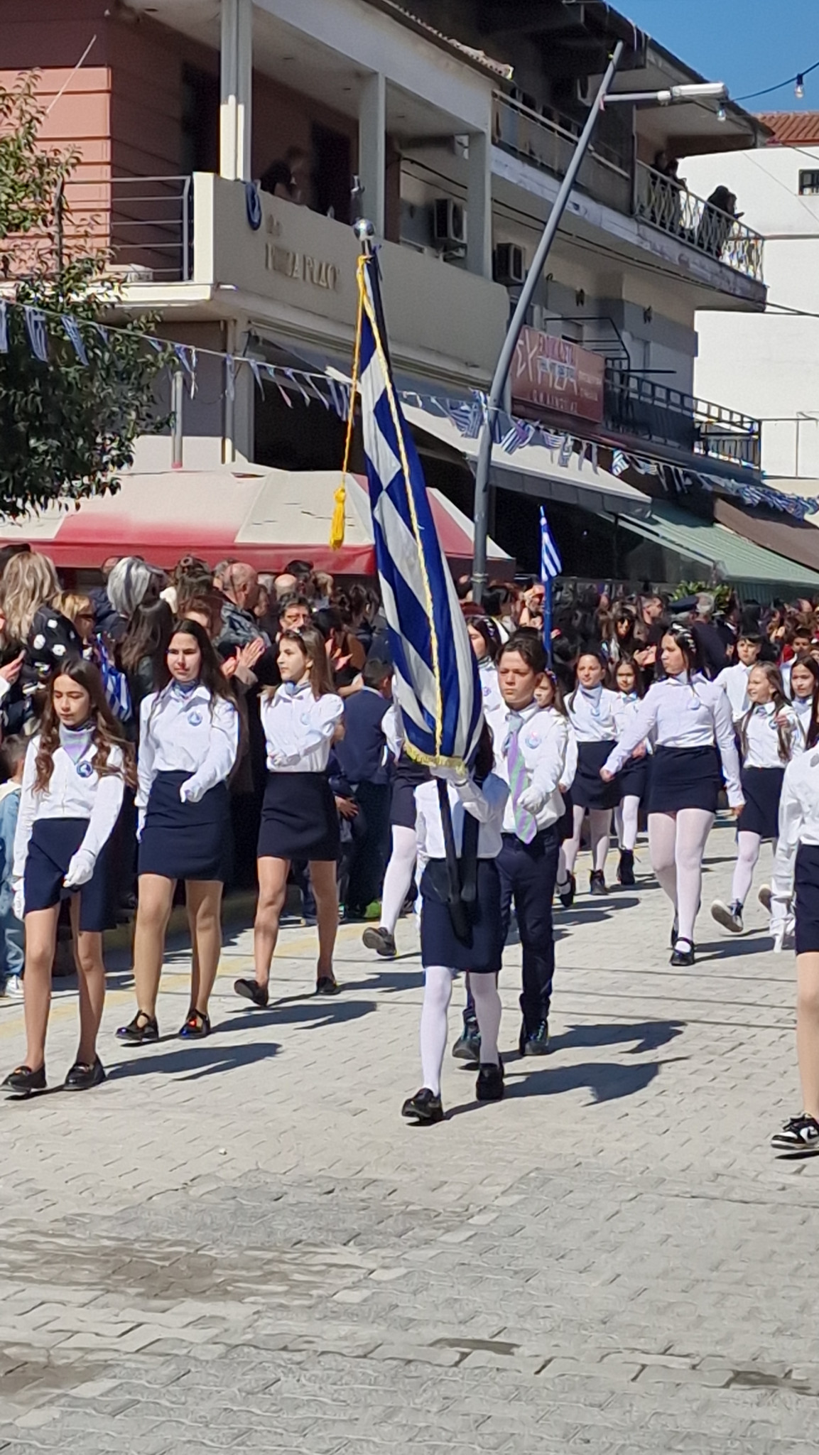 Μαζική συμμετοχή και σύμμαχος ο καιρός στην επιμνημόσυνη δέηση και τη μαθητική παρέλαση στην Αριδαία