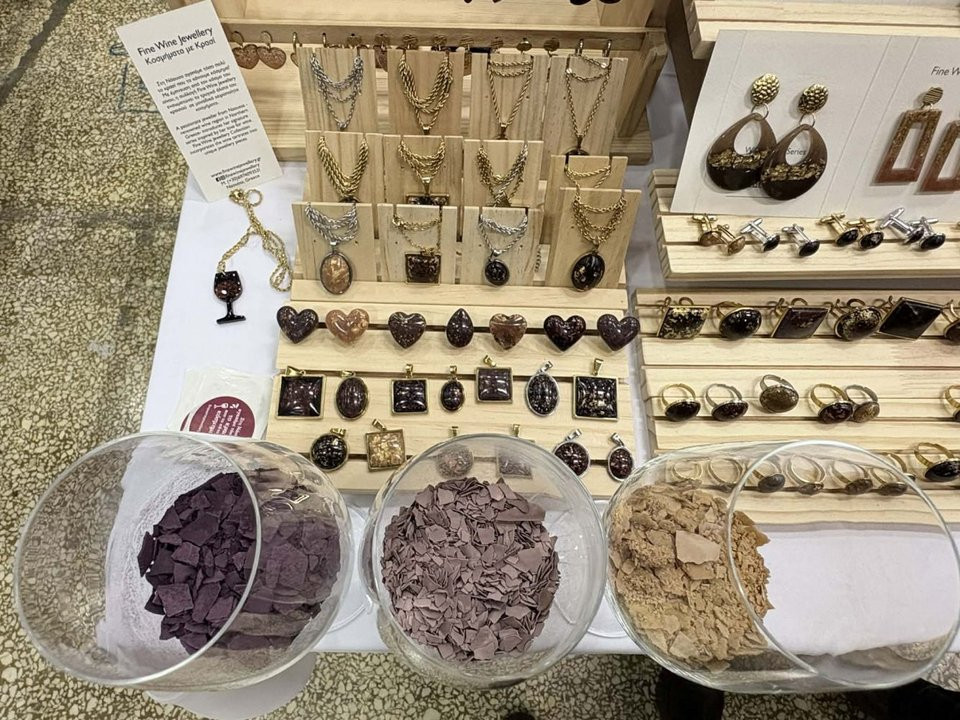 Κοσμήματα από κρασί: Μπορντοκόκκινα από Ξινόμαυρο, μελιά από Ασύρτικο