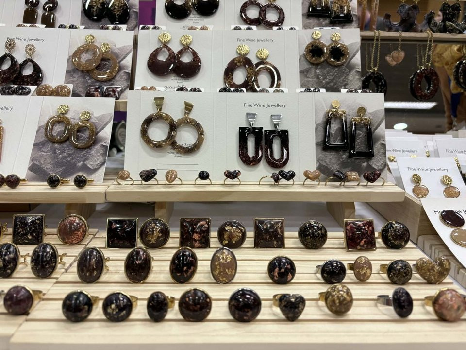 Κοσμήματα από κρασί: Μπορντοκόκκινα από Ξινόμαυρο, μελιά από Ασύρτικο