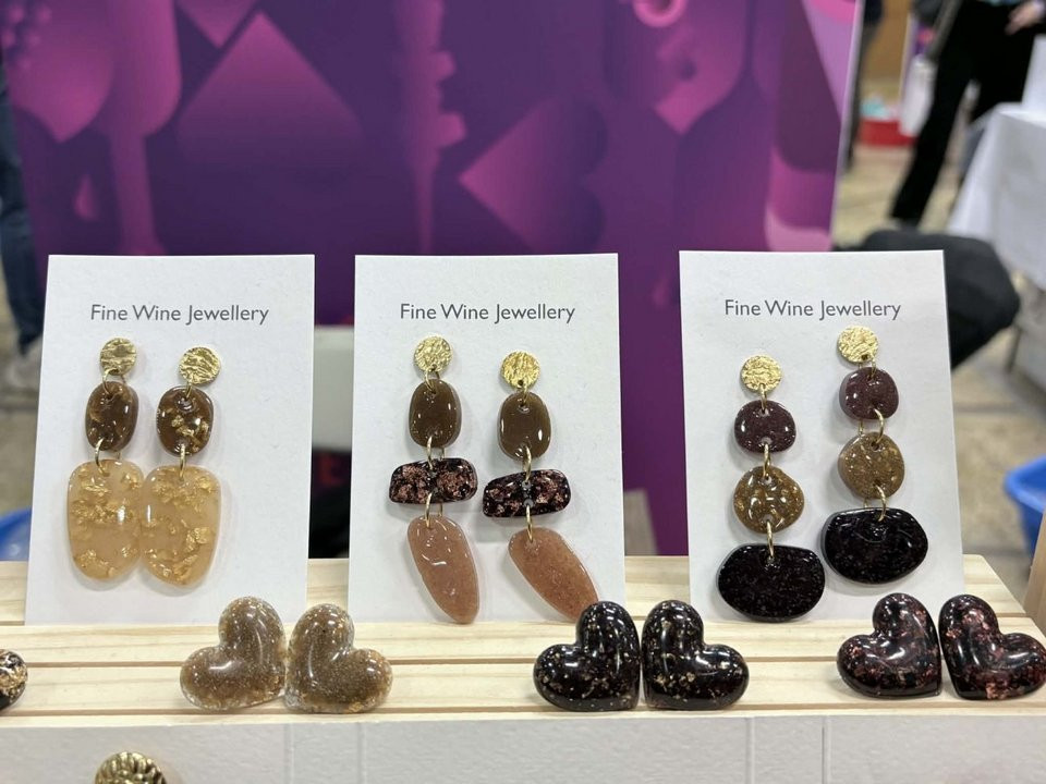 Κοσμήματα από κρασί: Μπορντοκόκκινα από Ξινόμαυρο, μελιά από Ασύρτικο