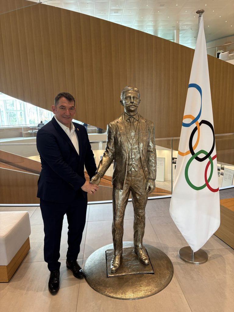 Ο Πύρρος Δήμας υπέγραψε στη Λωζάνη στον Τοίχο των Ολυμπιονικών