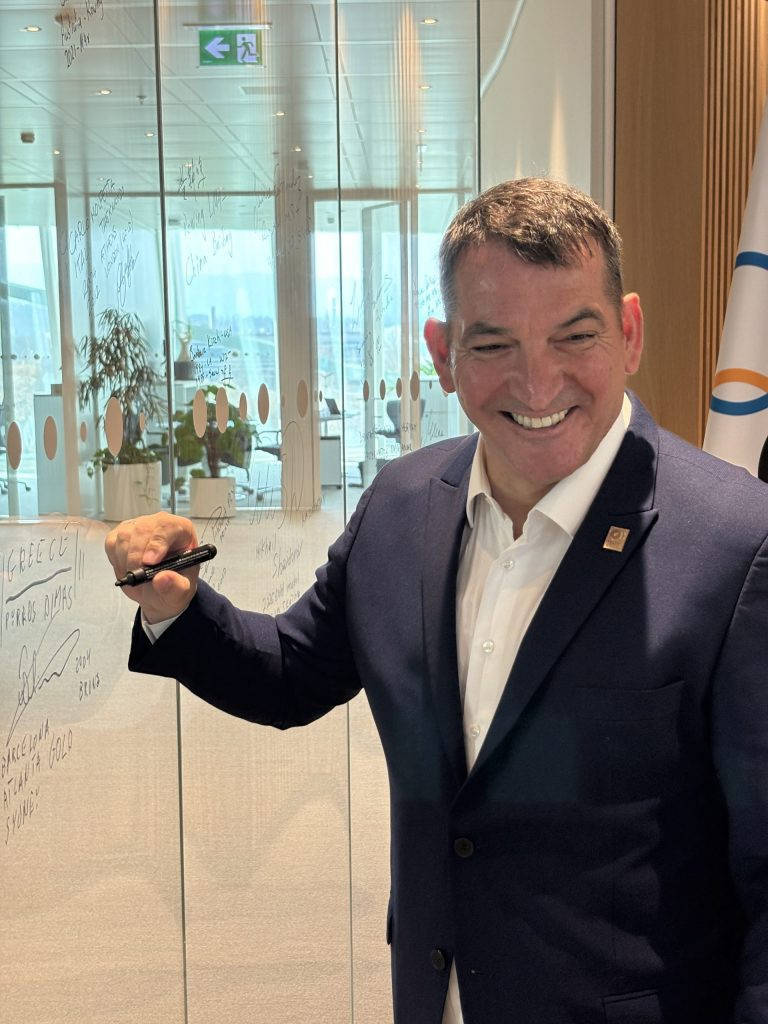 Ο Πύρρος Δήμας υπέγραψε στη Λωζάνη στον Τοίχο των Ολυμπιονικών