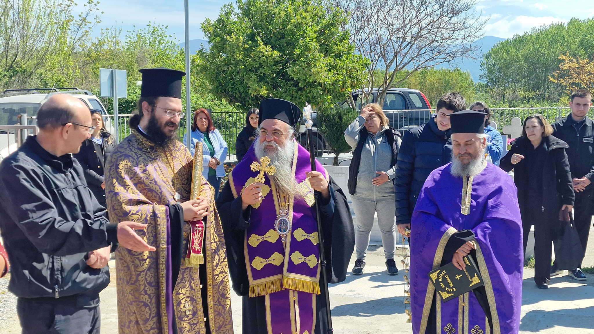 Με κατάνυξη η Περιφορά του Επιταφίου στα Κοιμητήρια Αριδαίας από τον Επίσκοπο Αλμωπίας Στέφανο