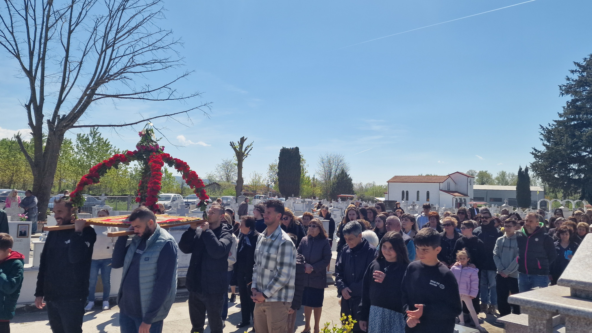 Με κατάνυξη η Περιφορά του Επιταφίου στα Κοιμητήρια Αριδαίας από τον Επίσκοπο Αλμωπίας Στέφανο