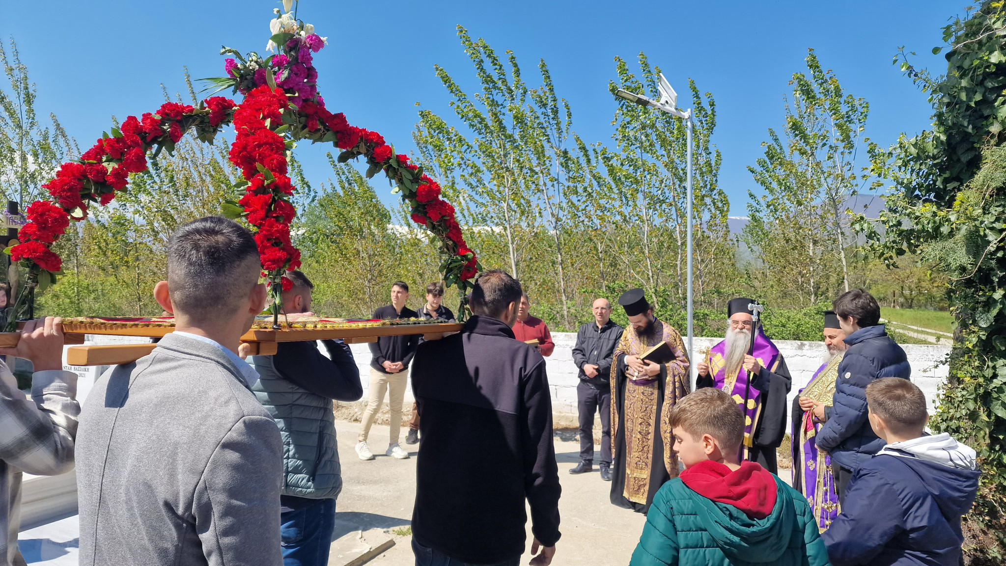 Με κατάνυξη η Περιφορά του Επιταφίου στα Κοιμητήρια Αριδαίας από τον Επίσκοπο Αλμωπίας Στέφανο