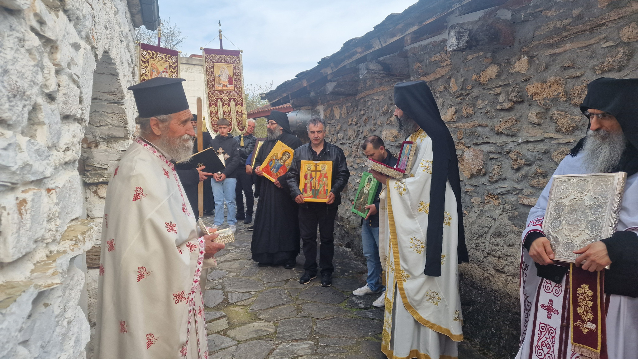 Με λαμπρότητα ο Εσπερινός της Αγάπης στην Ιερά Μονή Αρχαγγέλου Μιχαήλ Αλμωπίας παρουσία του Επισκόπου κ. Στεφάνου