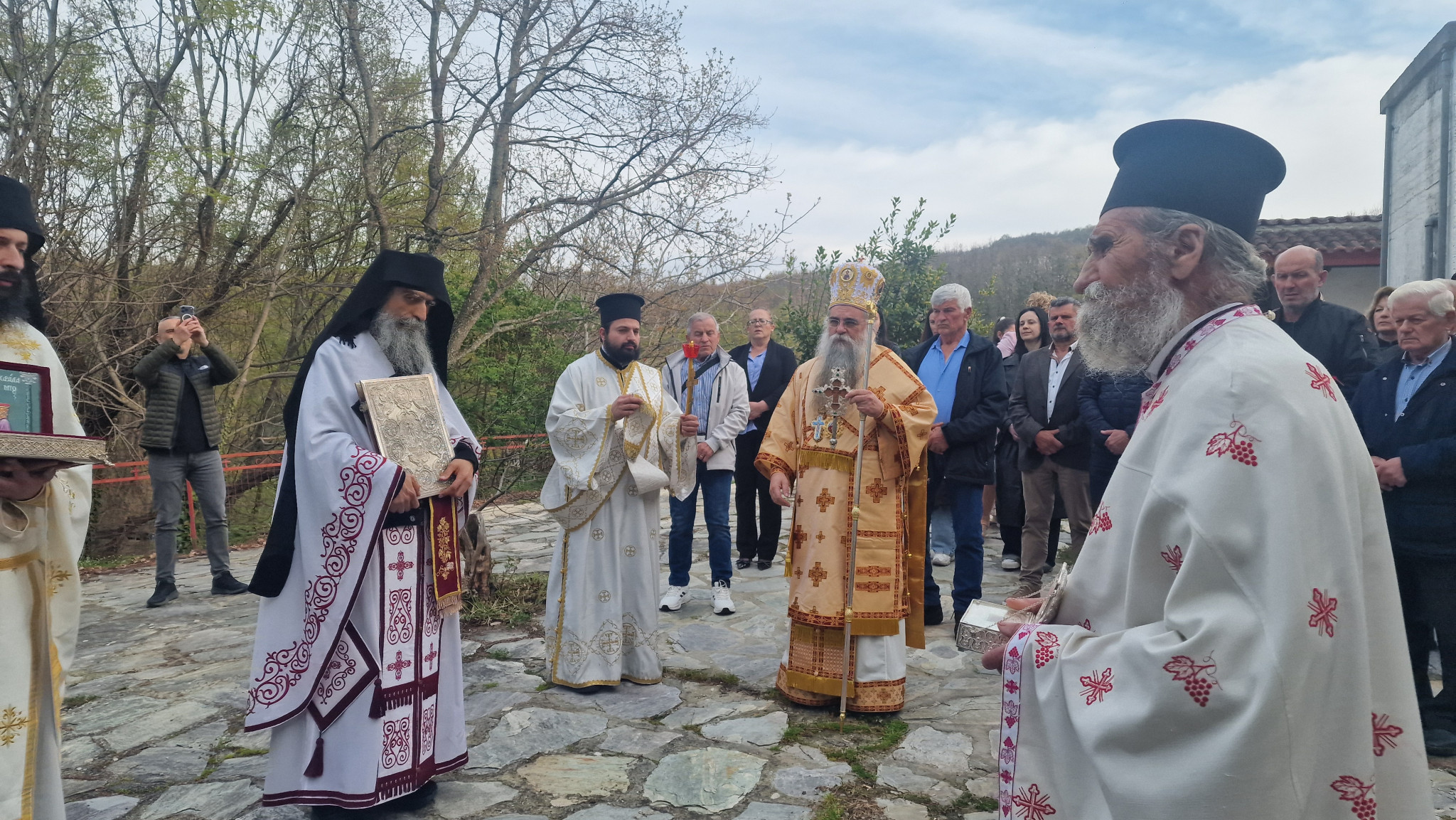 Με λαμπρότητα ο Εσπερινός της Αγάπης στην Ιερά Μονή Αρχαγγέλου Μιχαήλ Αλμωπίας παρουσία του Επισκόπου κ. Στεφάνου