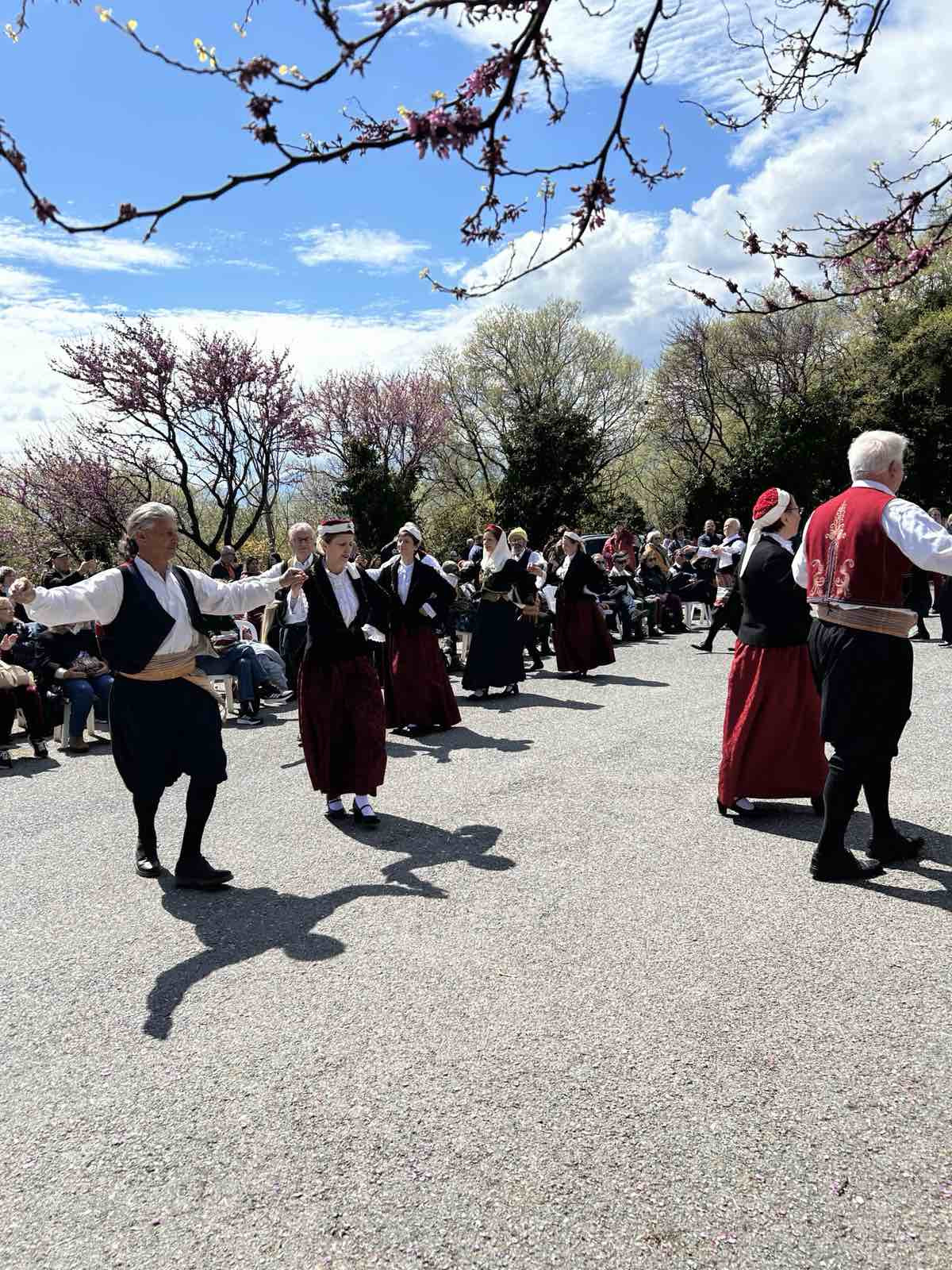 Δάνης Τζαμτζής: «Η ανθισμένη Πέλλα ετήσιος θεσμός, προσκαλώντας επισκέπτες από όλη την Ελλάδα και τον κόσμο να απολαύσουν την ανθισμένη φύση, σε συνδυασμό με τη μακρά ιστορία και παραδόσεις της Πέλλας»