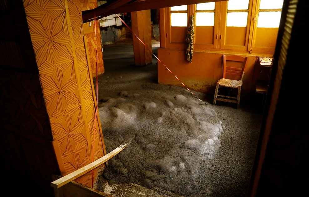 Κυψέλη: Πλημμύρισαν δρόμοι με υγρό τσιμέντο – Αναβλύζει ασταμάτητα από την αυλή εγκαταλελειμμένου κτιρίου