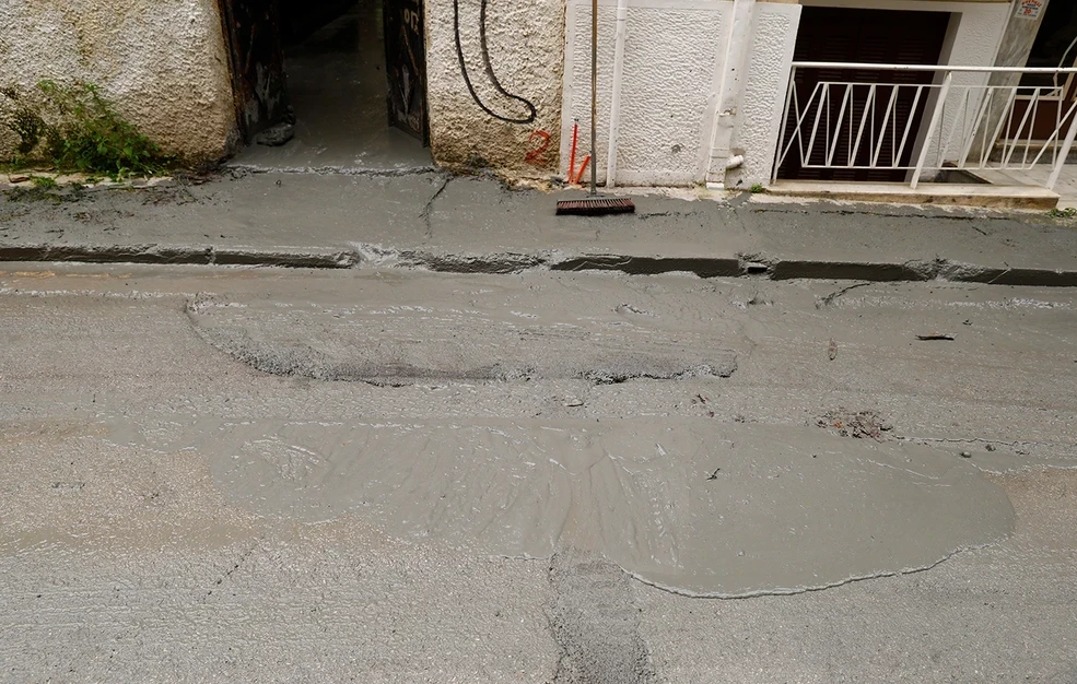 Κυψέλη: Πλημμύρισαν δρόμοι με υγρό τσιμέντο – Αναβλύζει ασταμάτητα από την αυλή εγκαταλελειμμένου κτιρίου