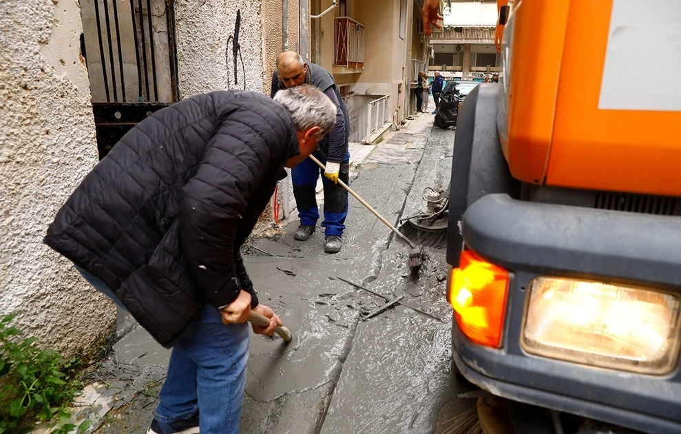 Κυψέλη: Πλημμύρισαν δρόμοι με υγρό τσιμέντο – Αναβλύζει ασταμάτητα από την αυλή εγκαταλελειμμένου κτιρίου