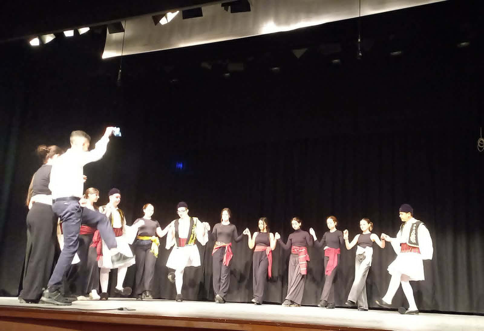 Έσμιξαν οι αξίες της παράδοσης στην παράσταση ‘’Ας κρατήσουν οι χοροί’’