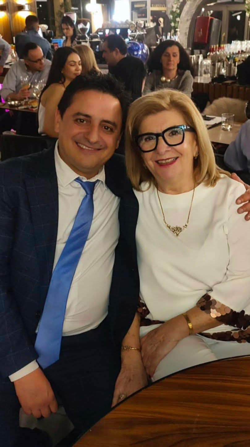 Η δύναμη της μητρότητας πίσω από μια οικογένεια προσφοράς