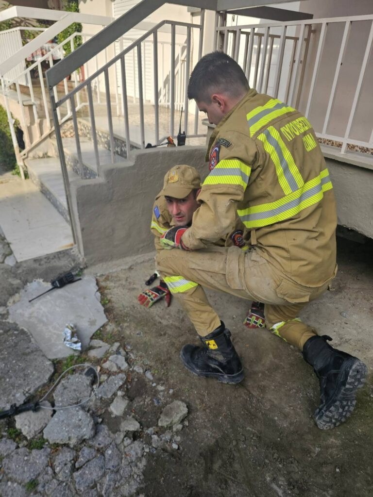 Σκύδρα - Κουτάβι έπεσε σε φρεάτιο και πυροσβέστες το απεγκλώβισαν