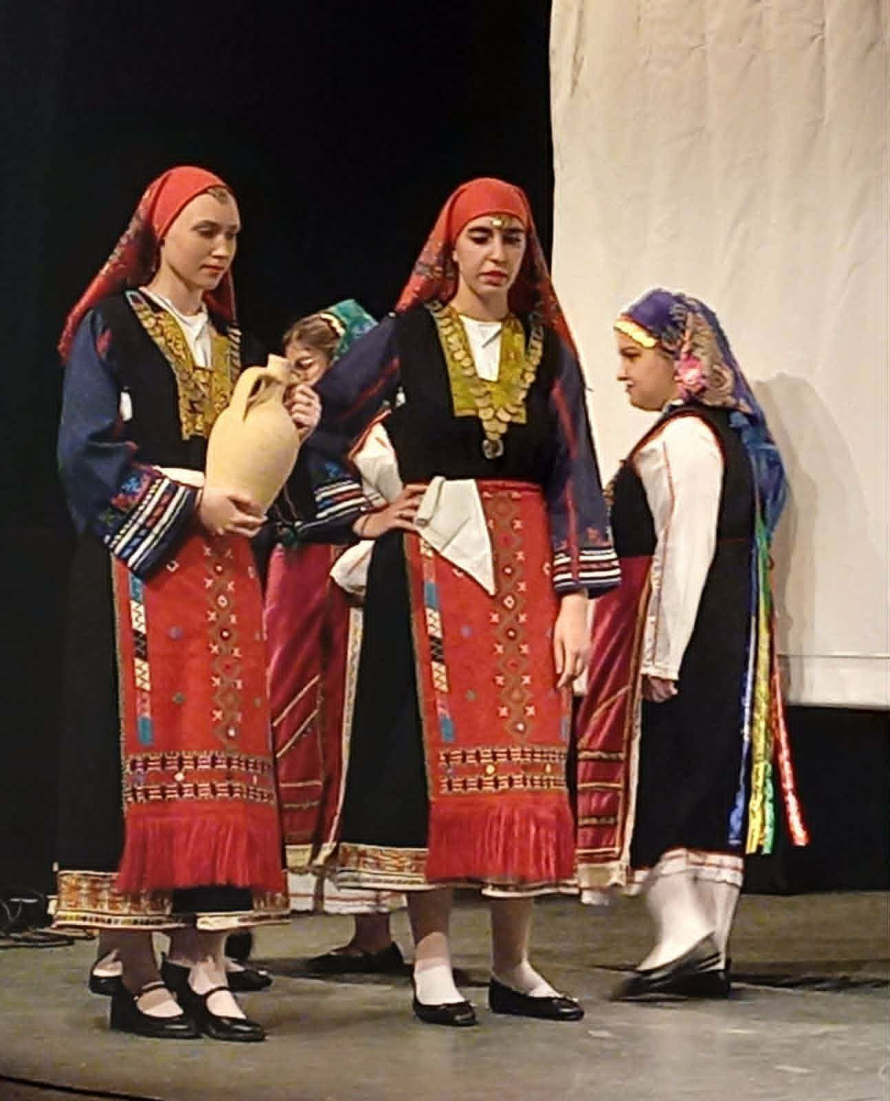 Έσμιξαν οι αξίες της παράδοσης στην παράσταση ‘’Ας κρατήσουν οι χοροί’’